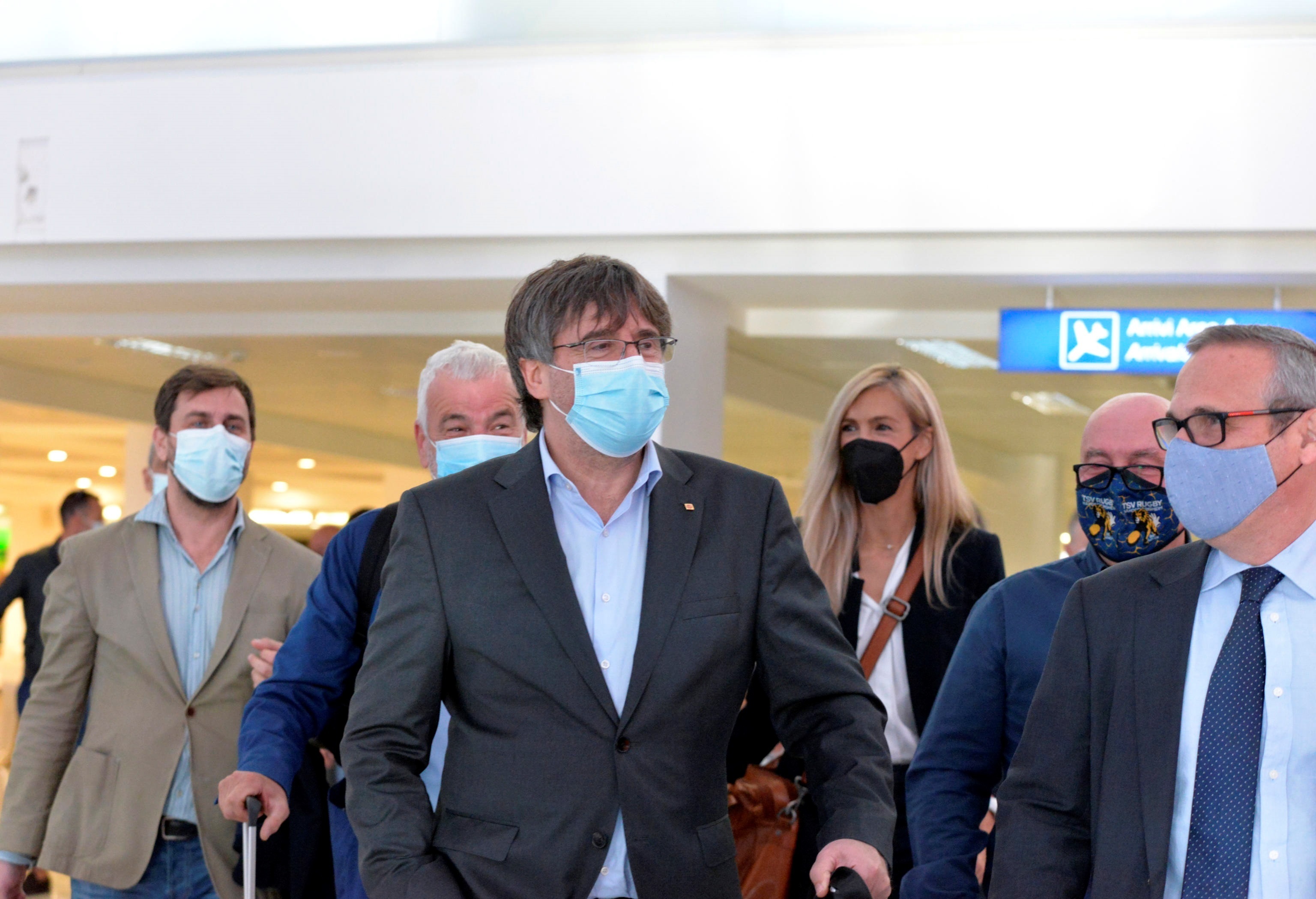 El ex lder cataln y miembro del Parlamento Europeo, Carles Puigdemont, flanqueado por su abogado Gonzalo Boje, llega al aeropuerto de Alghero, en la isla de Cerdea (Italia)