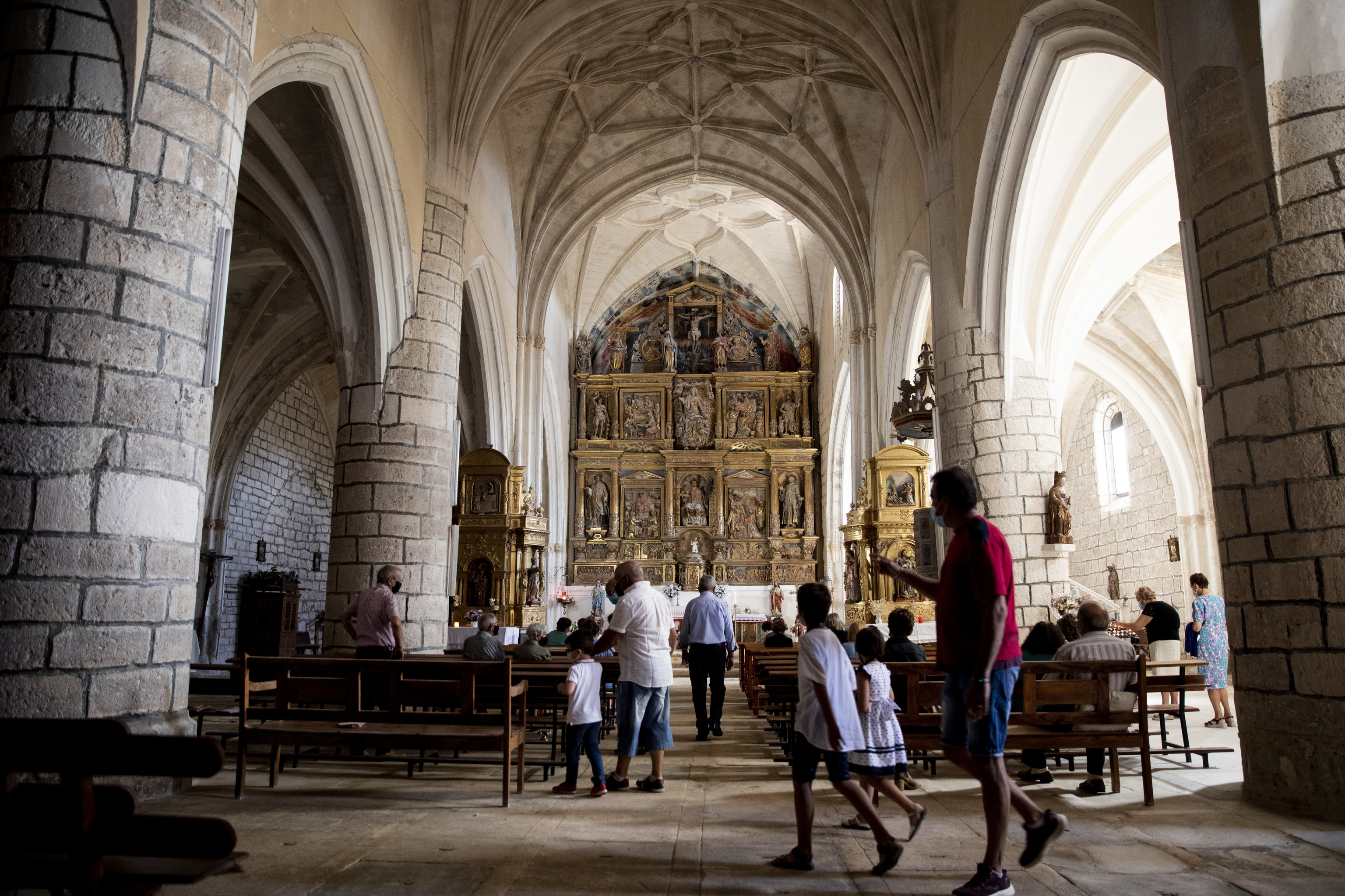 Un pueblo contra su desaparición: así salvó Mazuela la iglesia sobre la que gira su vida social