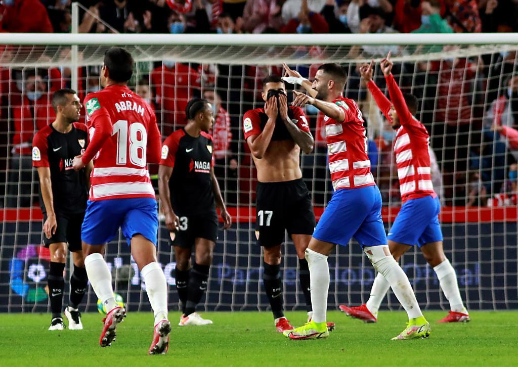El Granada celebra el gol de Rochina.