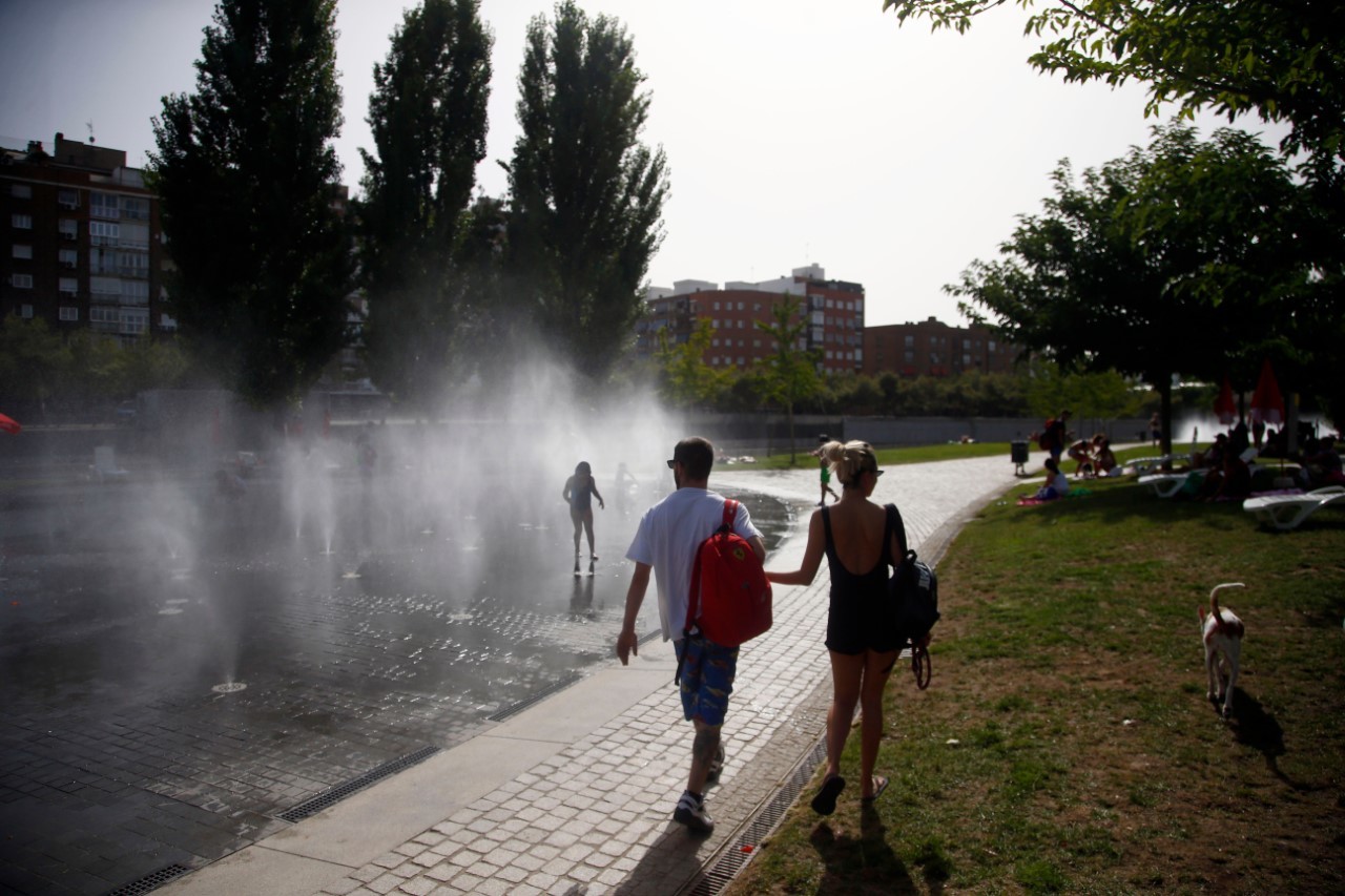 Ciudadanos se refrescan en Madrid Río durante la ola de calor de agosto