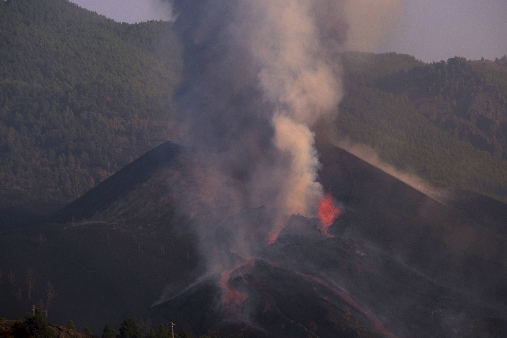 El volcn de Cumbre Vieja, en La Palma, en la maana de este lunes, 4 de octubre, en plena erupcin de lava y humo.