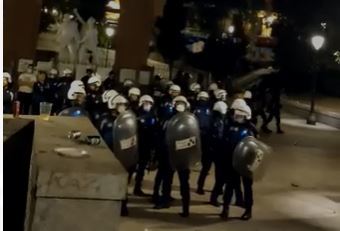 Policías municipales, el pasado fin de semana, en Madrid durante un botellón en Plaza de España