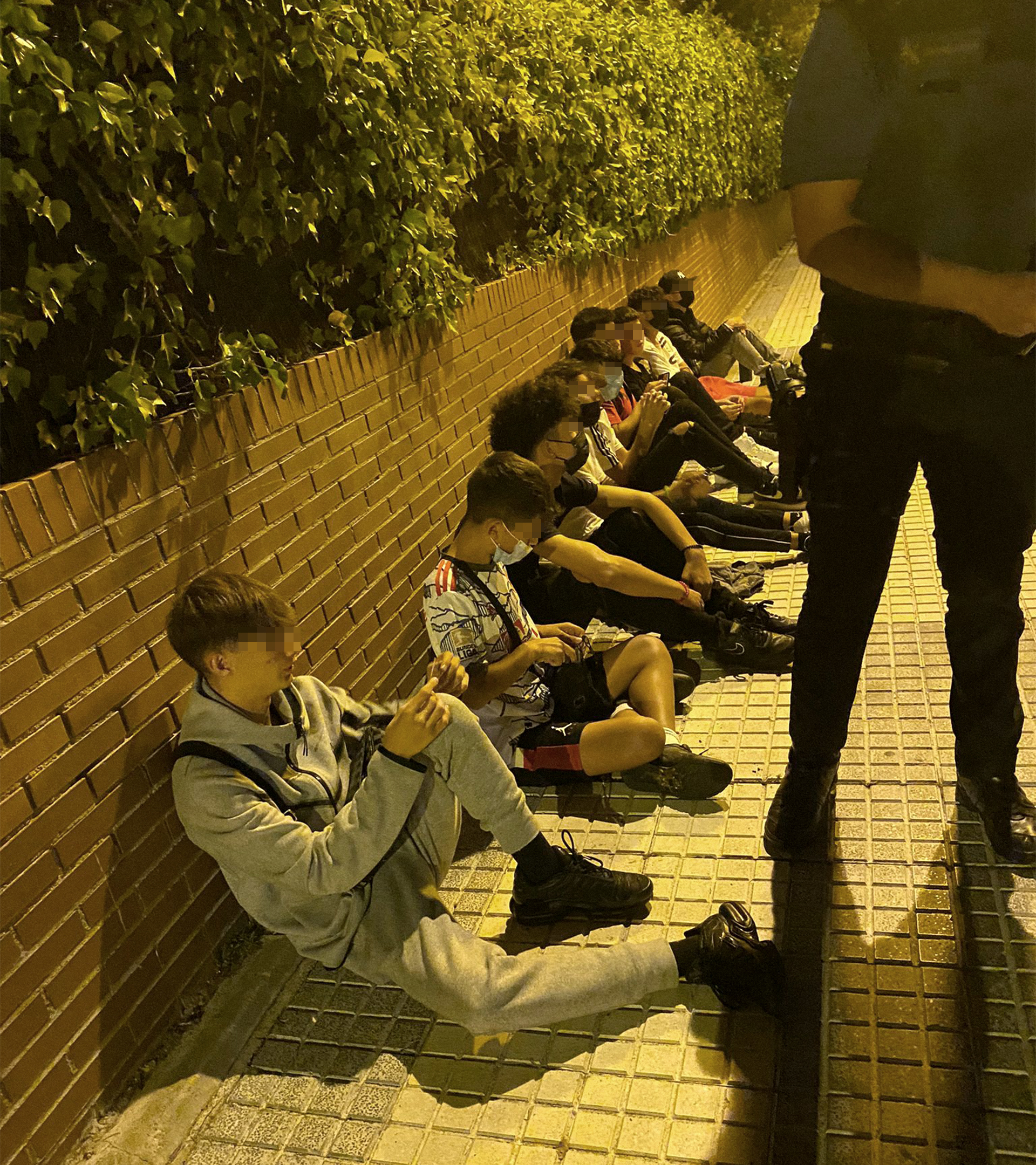 La banda del botellón que amenaza Madrid: delincuentes muy jóvenes, portan machetes y cuentan con chicas entre sus miembros