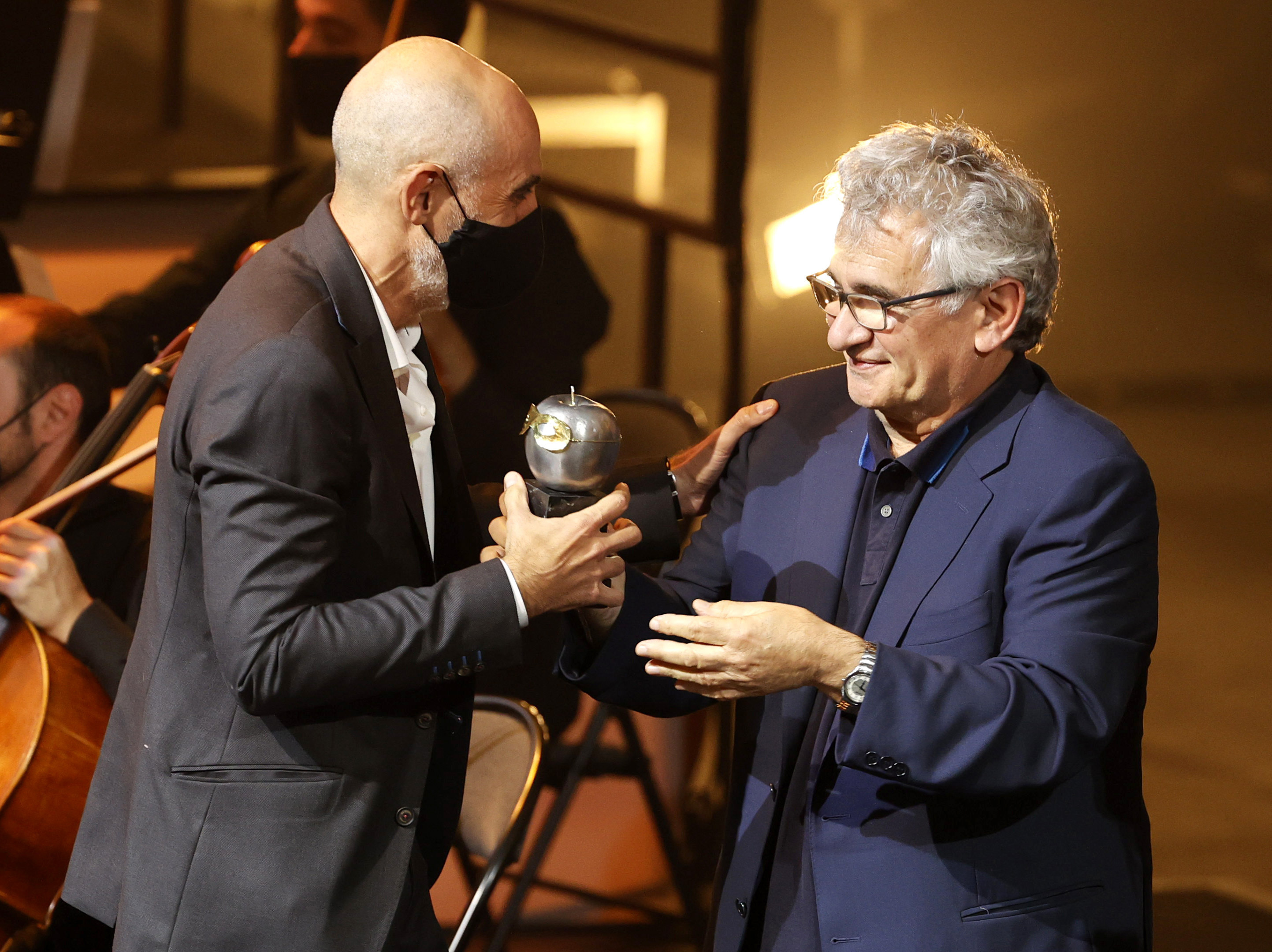 Alfredo Sanzol recoge uno de los Premios Max, ganados en Bilbao