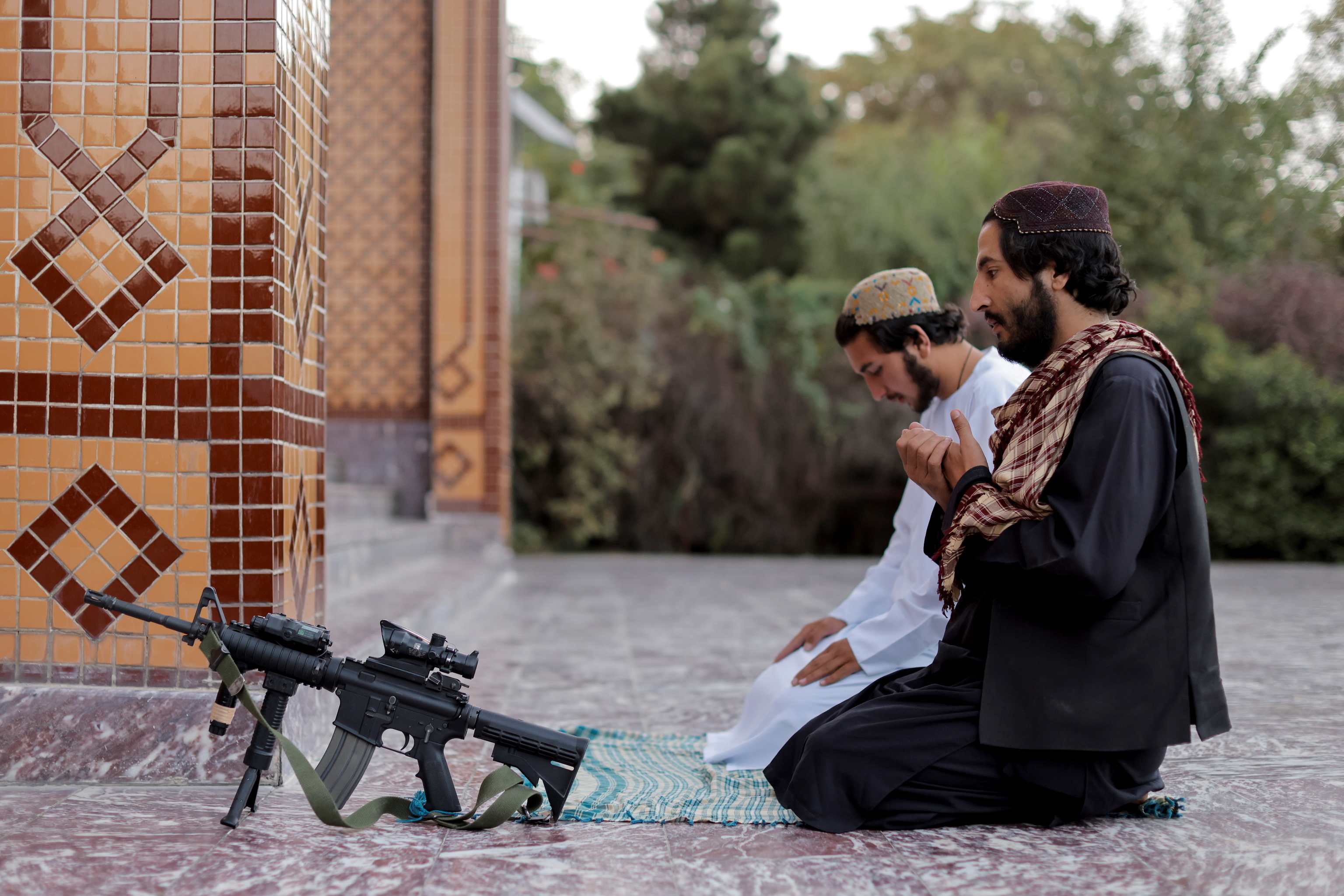 Dos talibn rezan en la mezquita de Abdul Rahman Mosque  en Kabul este lunes.