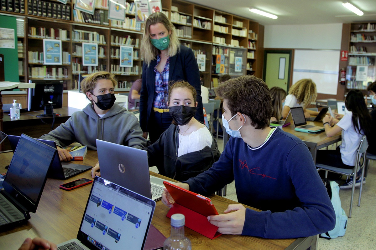 Los estudiantes del Bachillerato Internacional se renen para trabajar en grupo en la biblioteca.