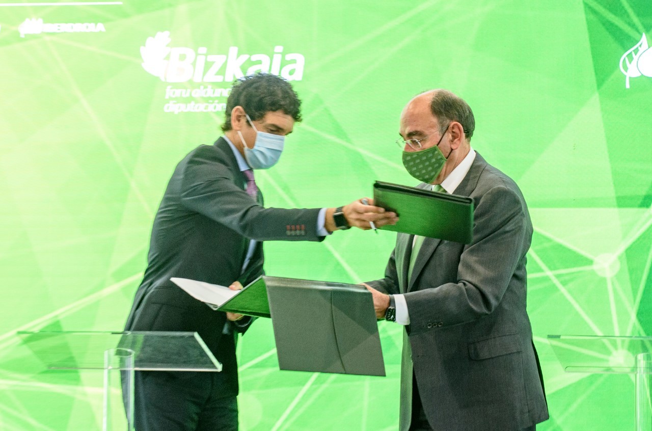 El presidente de Iberdrola Ignacio Galn se intercambia la documentacin del acuerdo alcanzado con el diputado general de Bizkaia Unai Rementeria.