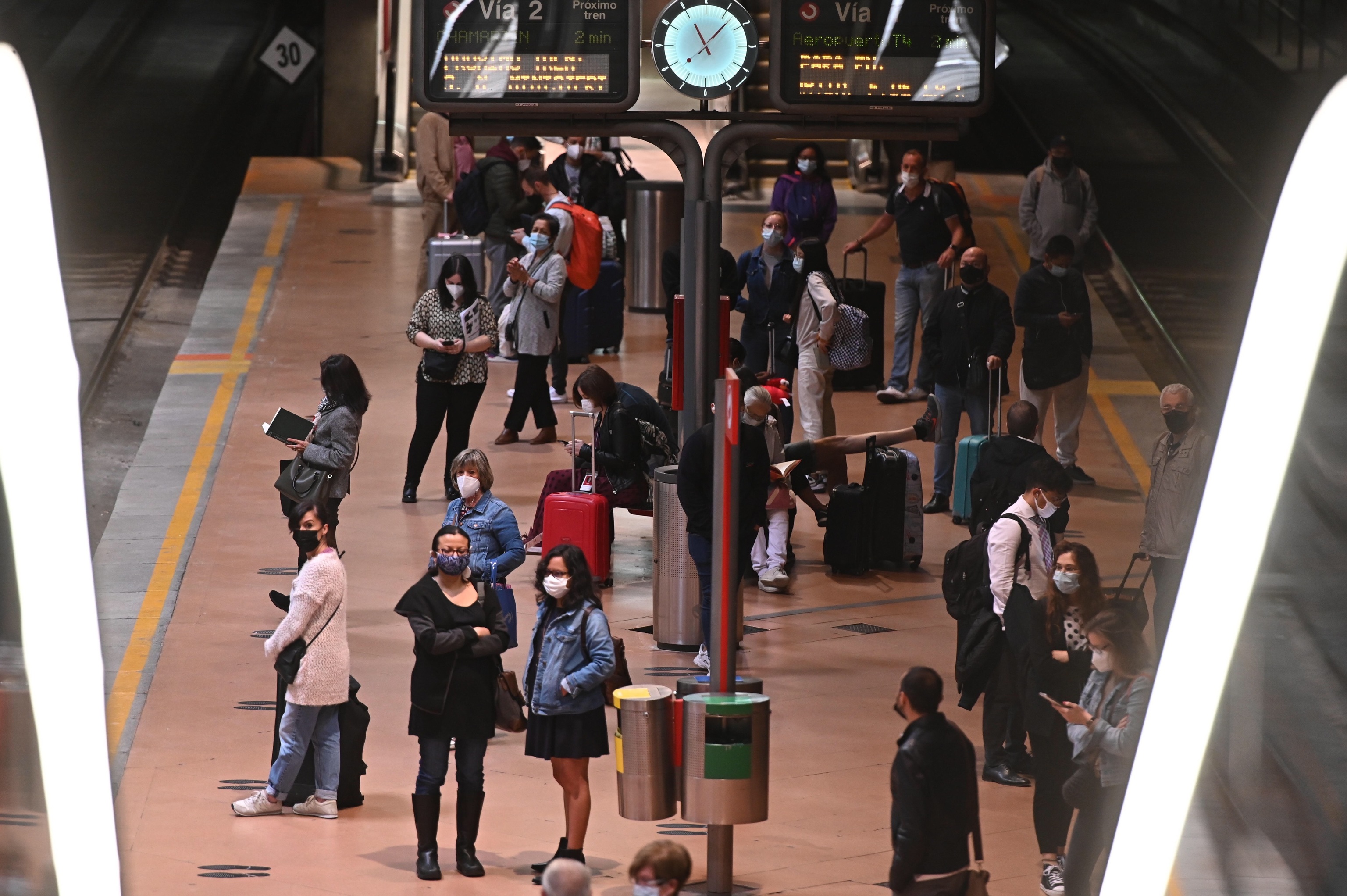 Varios viajeros transitan la estacin de Cercanas de Madrid-Atocha durante una jornada de paro de los maquinistas de Renfe