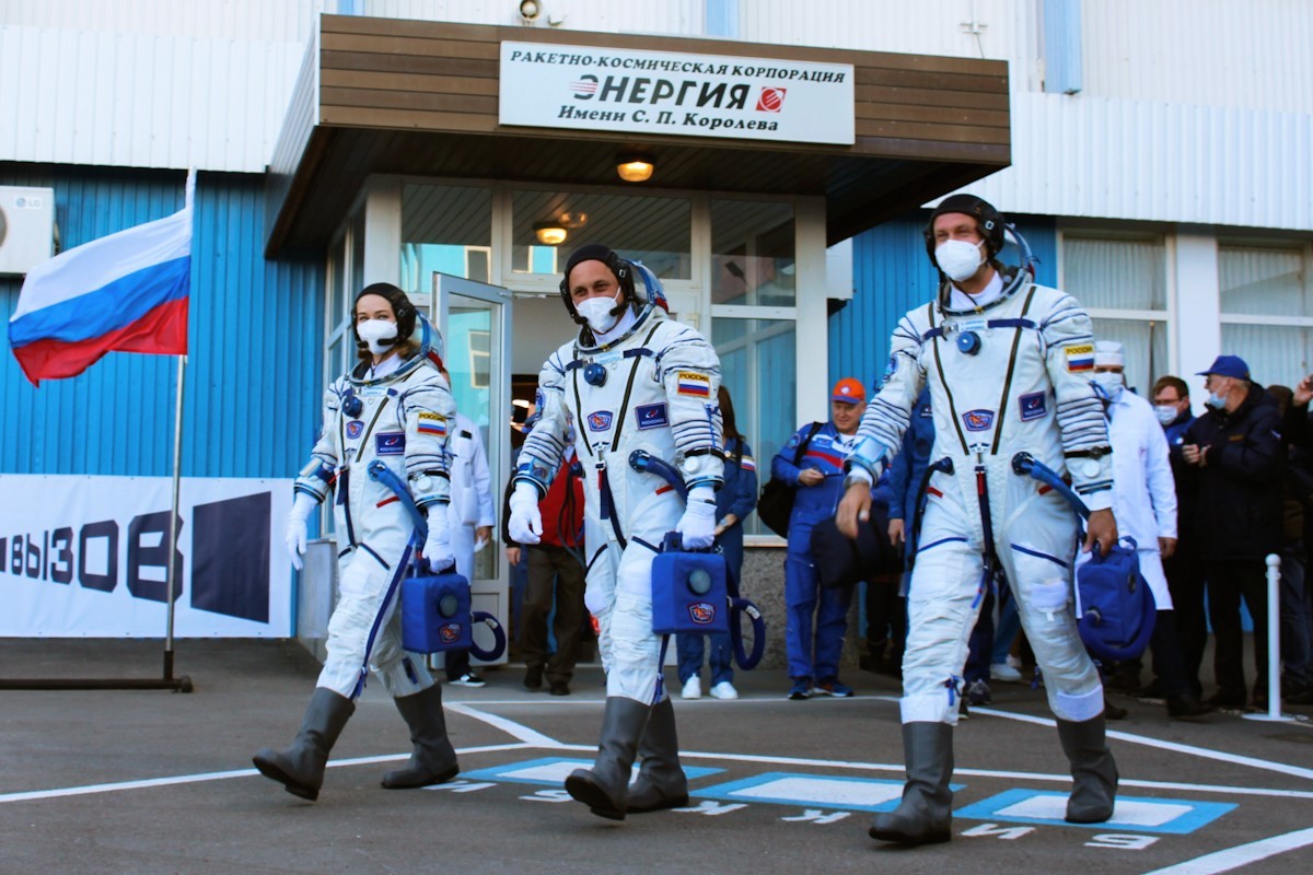 Los tres tripulantes antes de subirse a la Soyuz