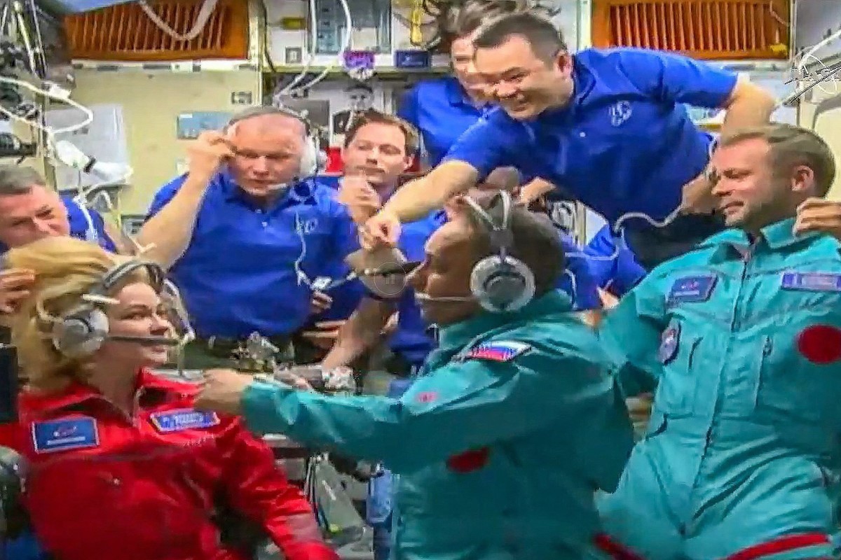 Yulia Peresild y Klim Shipenko junto a los astronautas tras su llegada este martes a la ISS