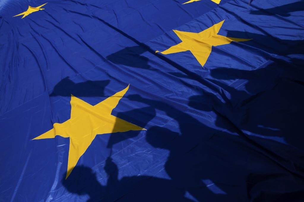 Ciudadanos europeos ondean una bandera de la Unión
