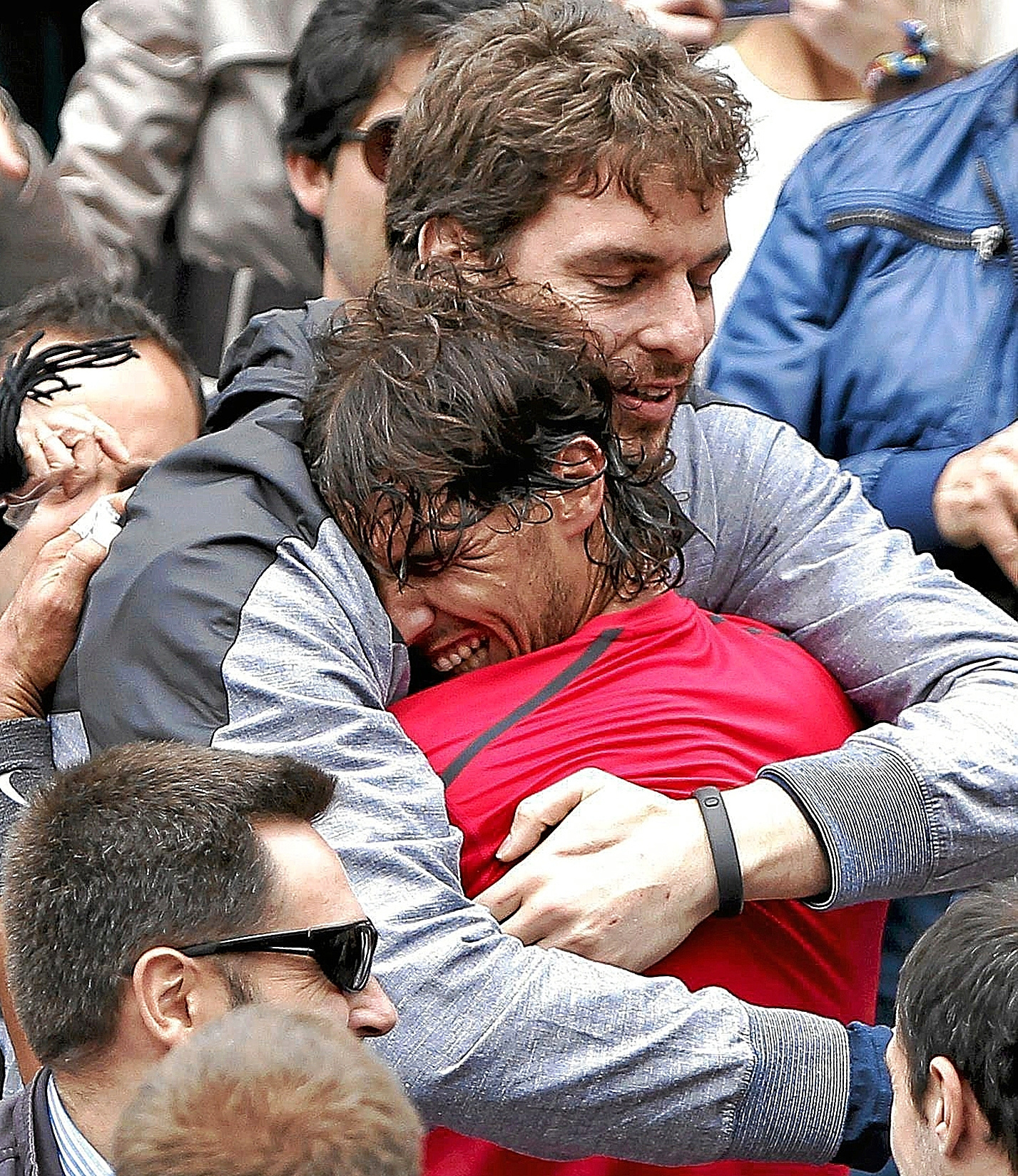 Gasol y Nadal se abrazan en la final de Roland Garros 2012.