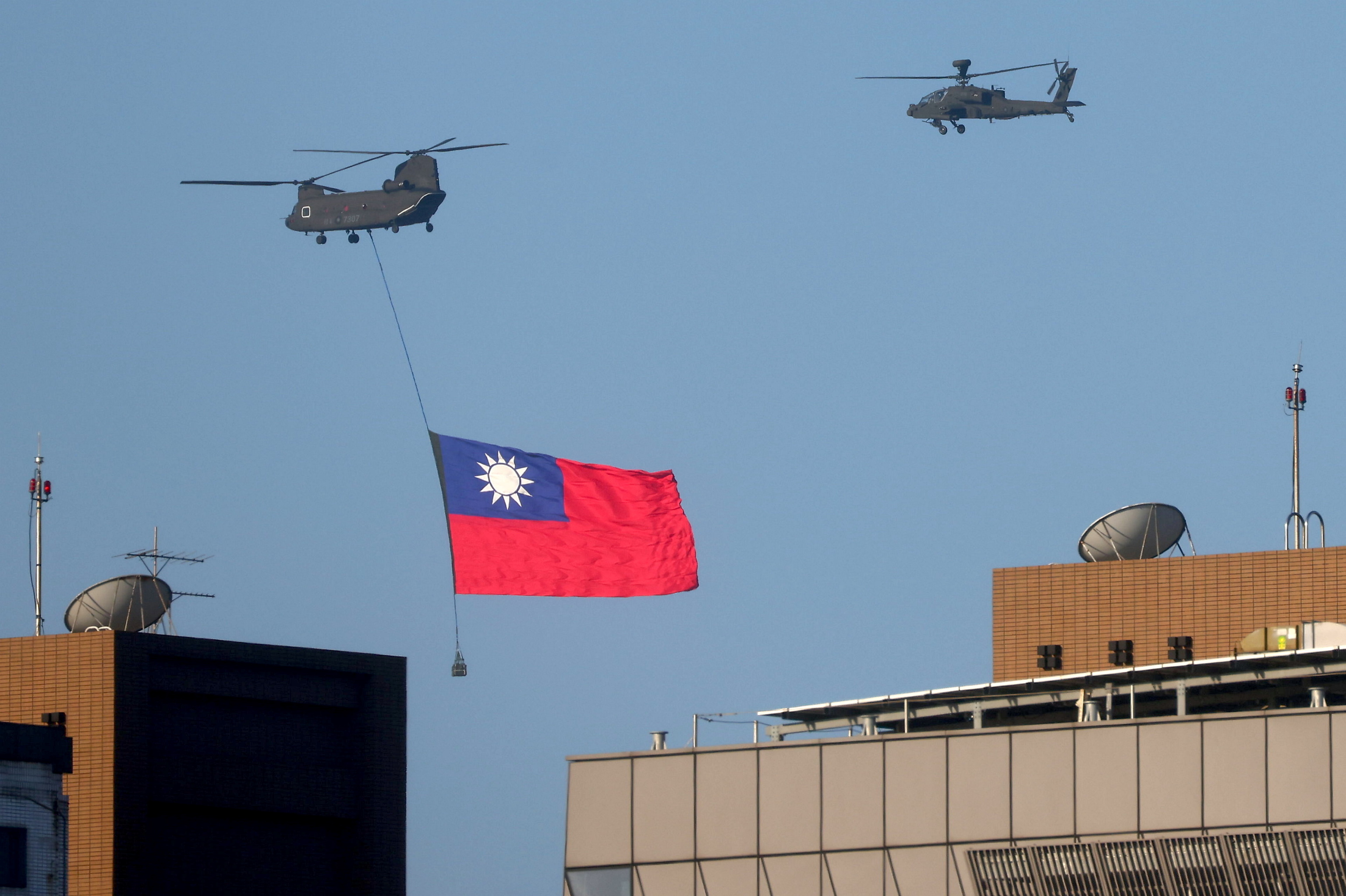 Aviones militares vuelan con la bandera nacional de Taiwan, en Taipei.