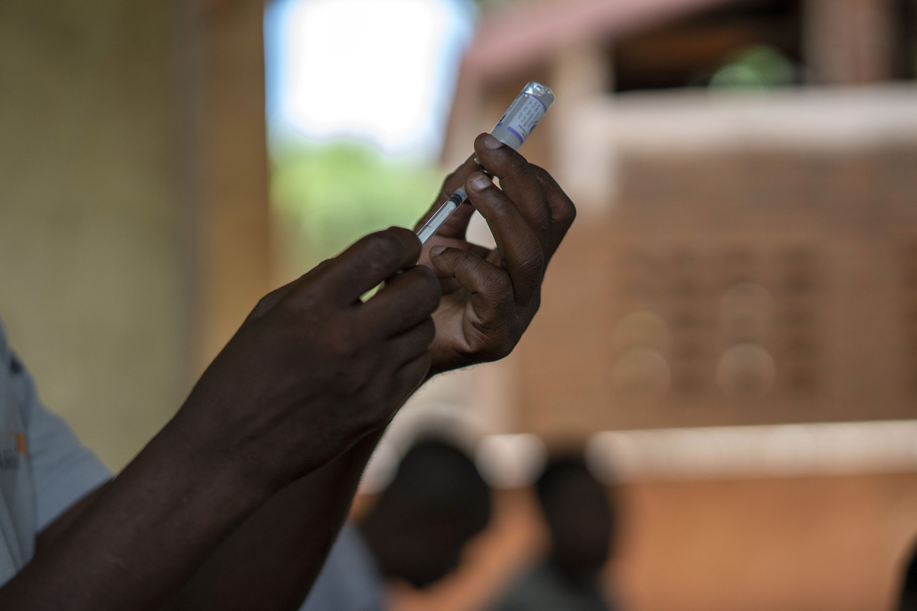 Un sanitario prepara la vacuna contra la malaria.