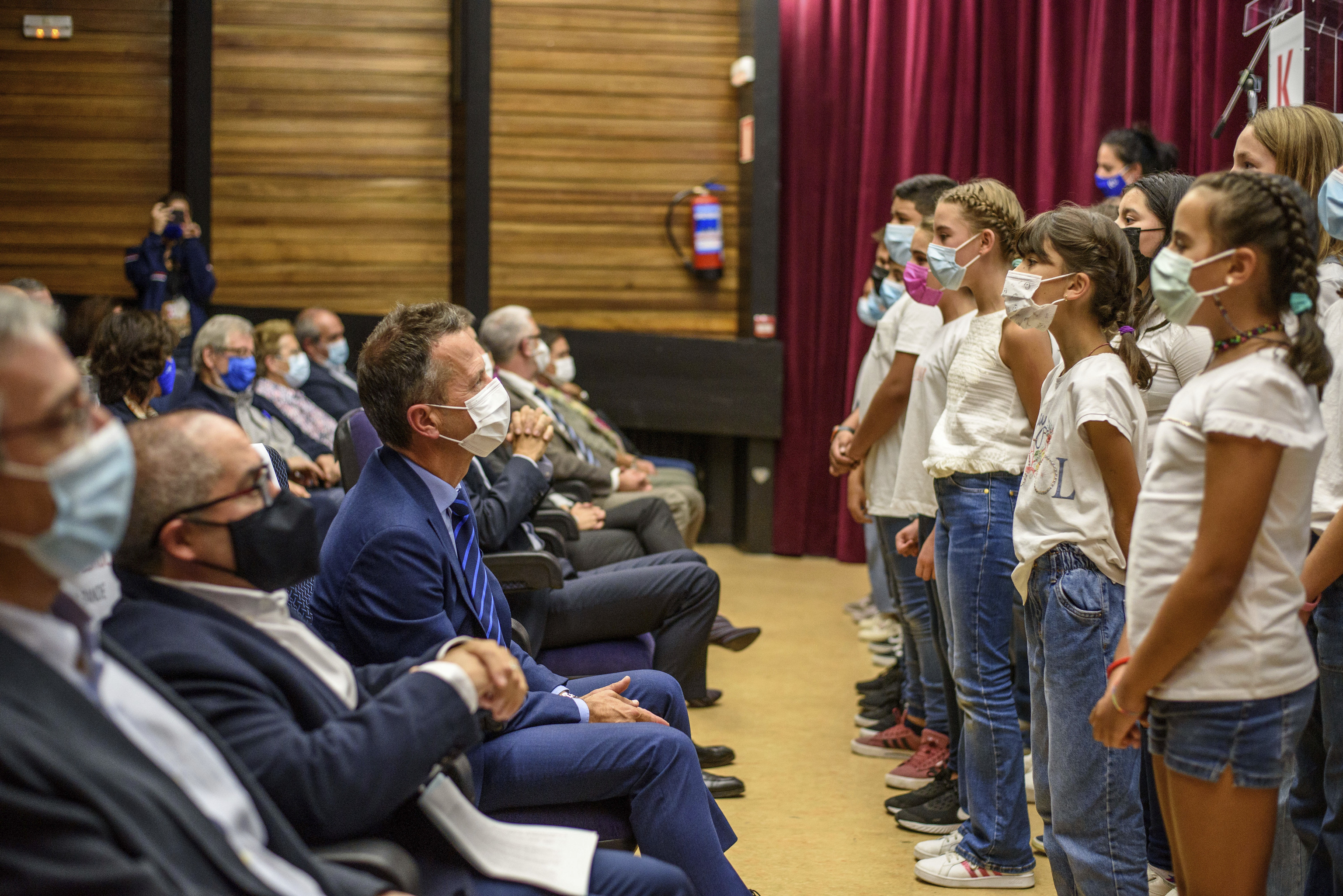 El consejero Jokin Bildarratz escucha a un coro escolar en la inauguracin del curso de los centros de Kristau Eskola en Bilbao.