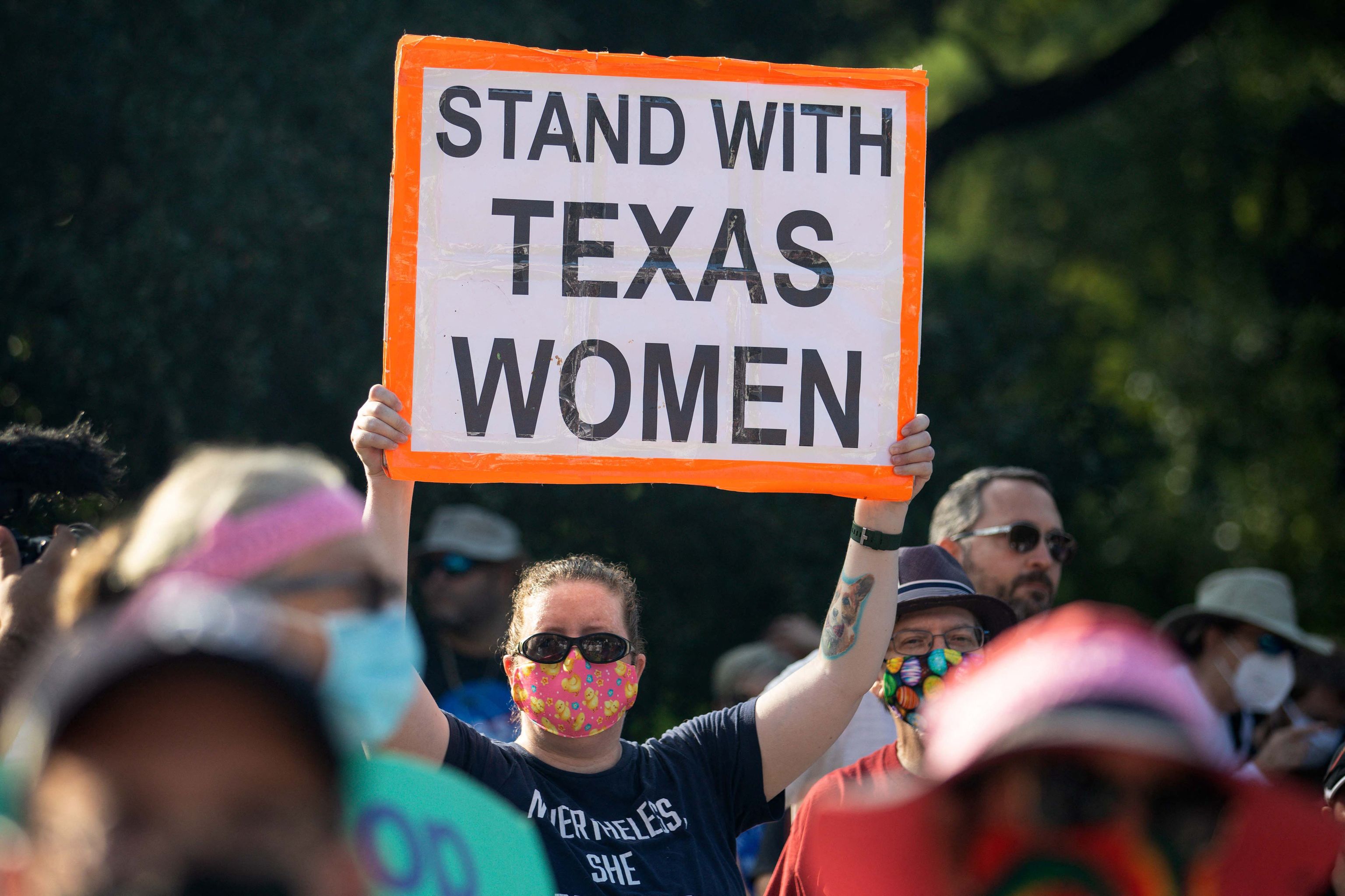Una mujer sostiene una pancarta en apoyo a las mujeres de Texas en una marcha en Washington contra la Ley antiaborto que se ha aprobado en ese estado.