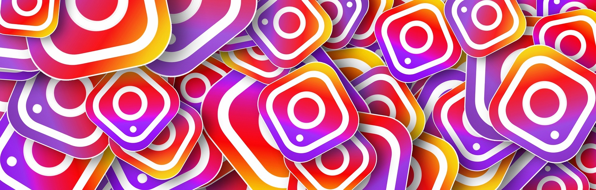Motaje con varios logos de la red social Instagram, que pertenece a Facebook
