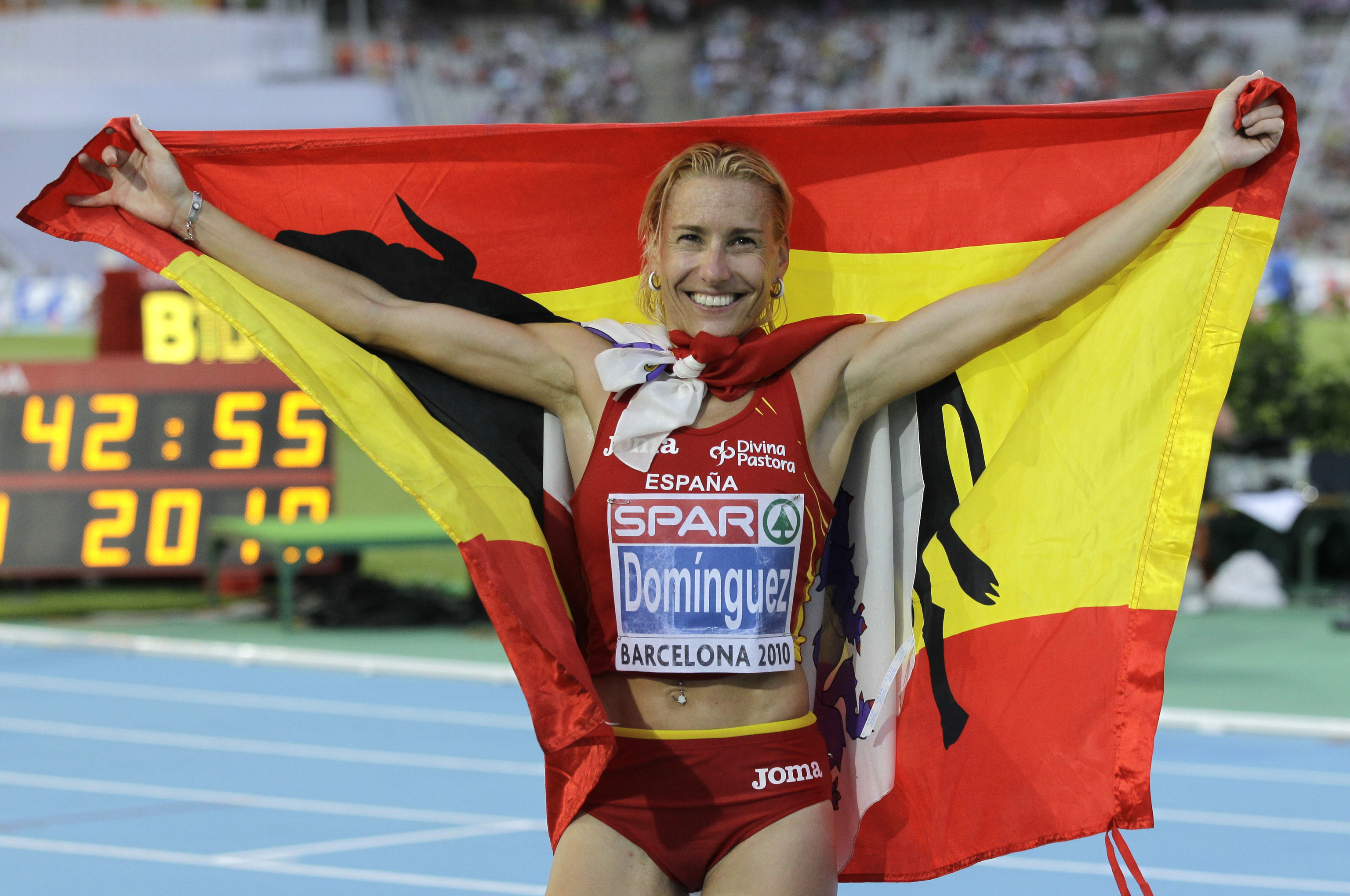 Marta Domnguez celebra su medalla de plata en los Europeos de Atletismo, en 2010.