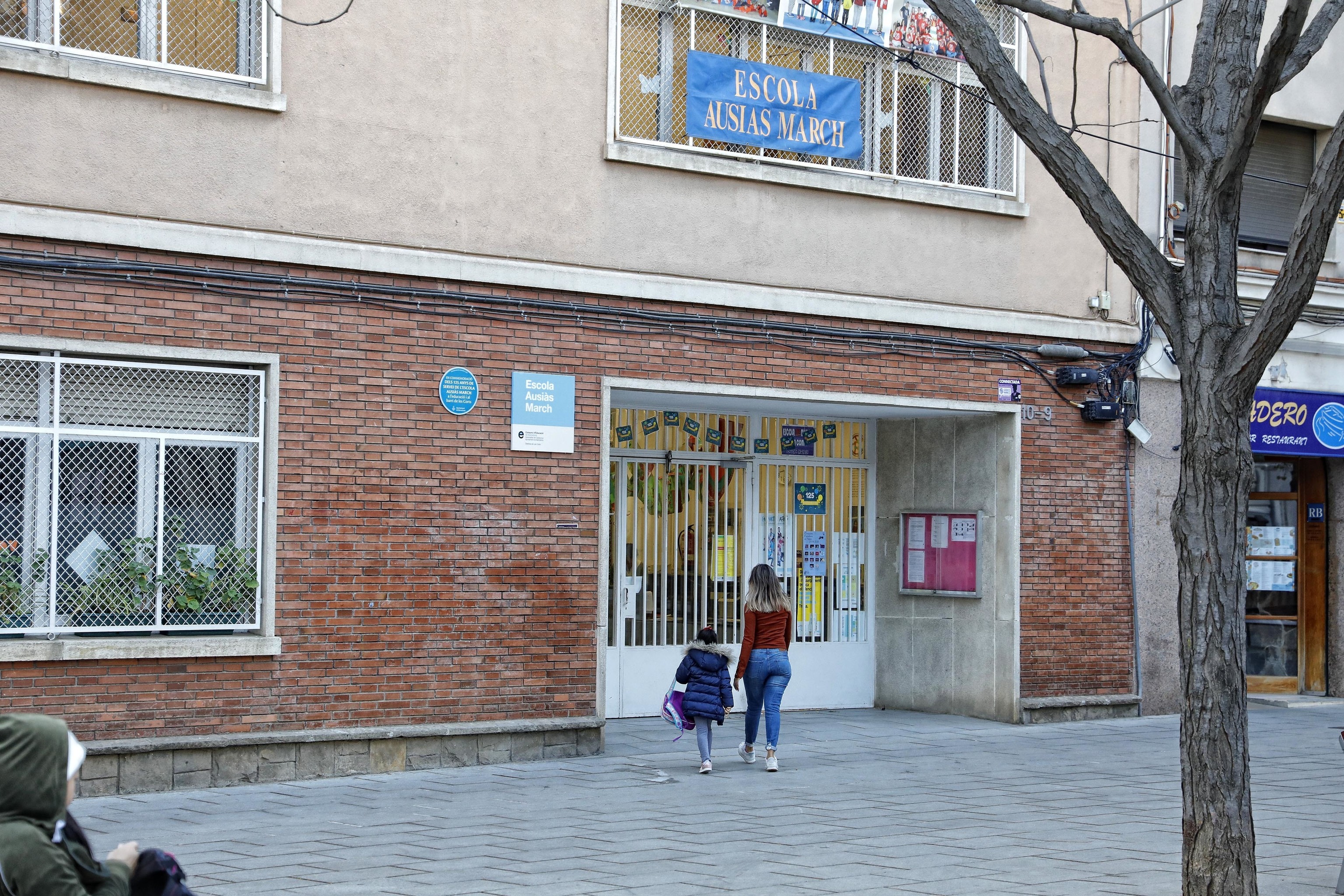 Una niña entra en una escuela publica en Barcelona.