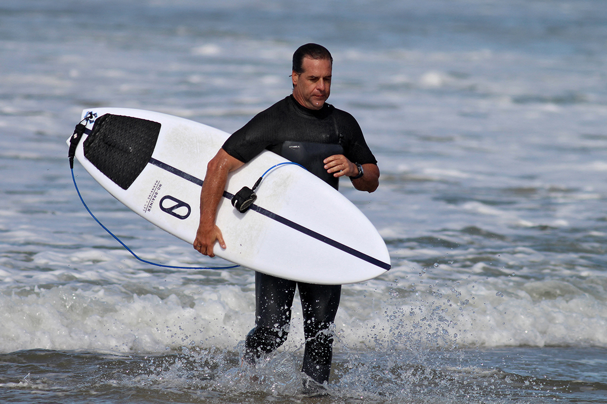 El presidente uruguayo, Luis Lacalle Pou, surfea en Rocha.