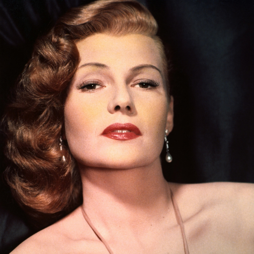 Rita Hayworth ya llevaba en los aos 40 eyeliner, smoky eye y labios rojos (y nadie se escandalizaba por ello, o s, pero su look ha perdurado).
