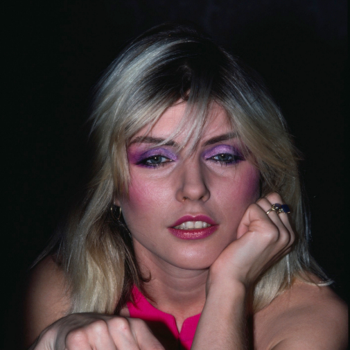 Sombras moradas y rosas y labios fucsias en una Debbie Harry en plenos 80.