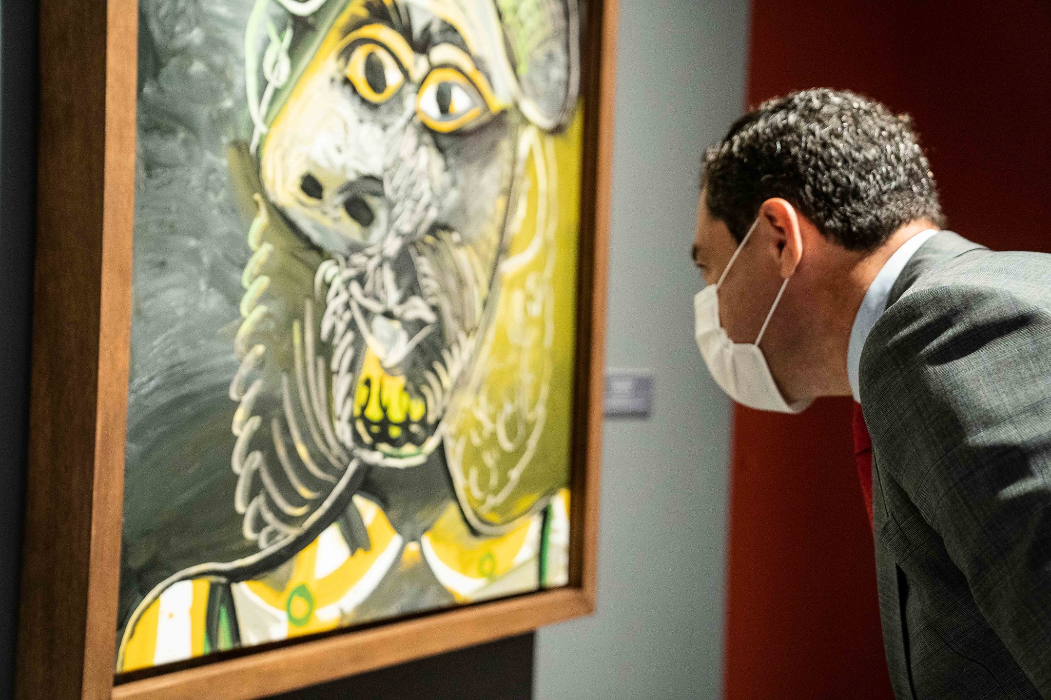 El presidente de la Junta, Juanma Moreno, observa un cuadro de la exposicin 'Picasso y los grandes maestros', en el Museo de Bellas Artes de Sevilla.