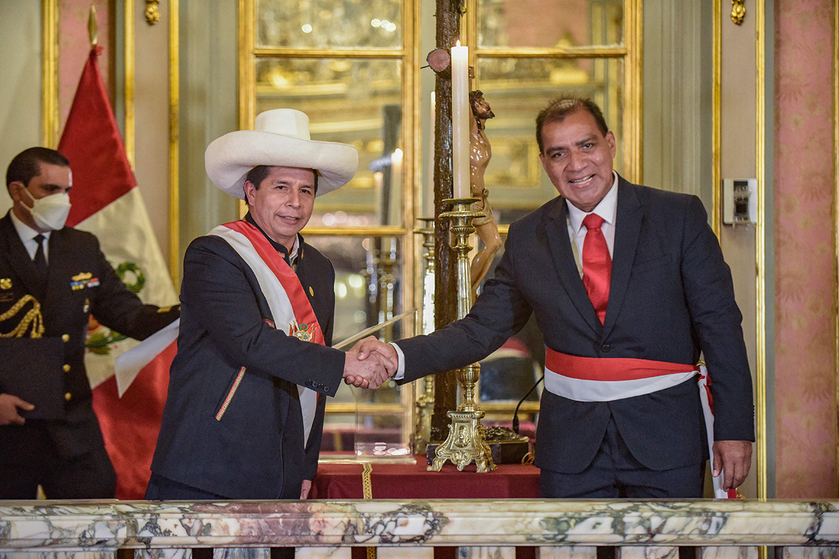 Pedro Castillo junto al nuevo ministro de Interior, Luis Barranzuela.