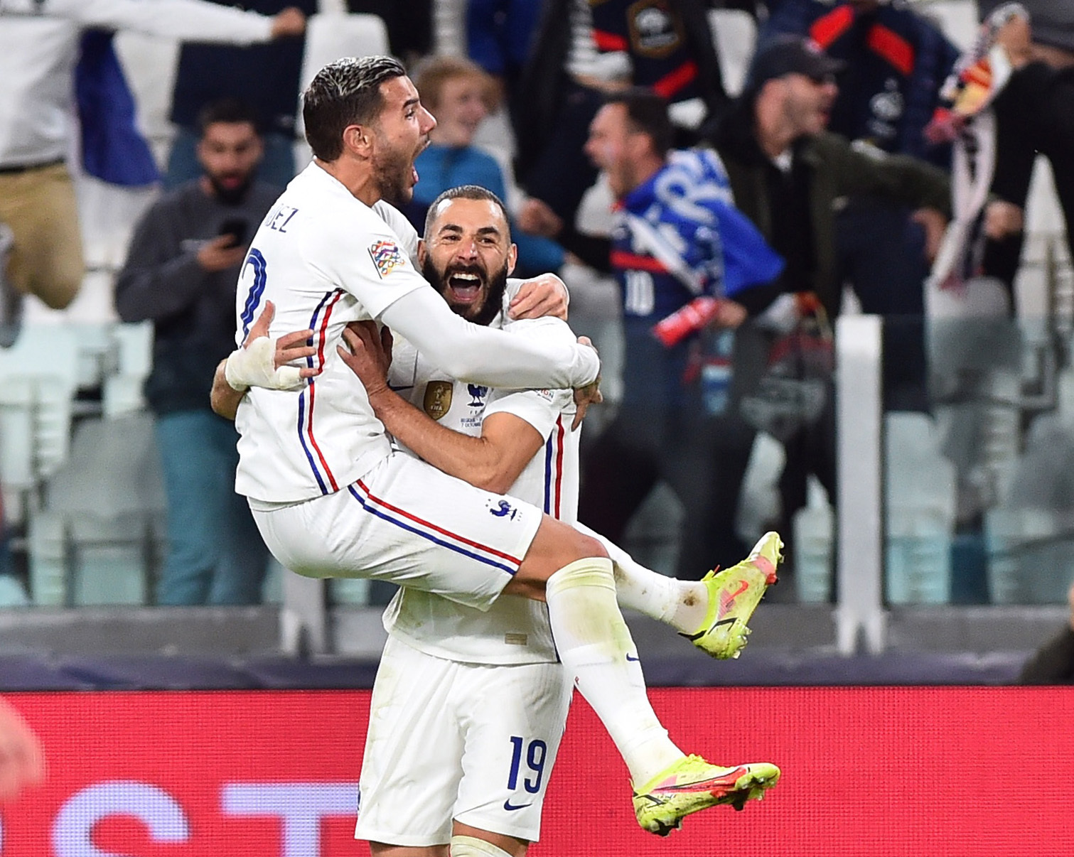 Theo y Benzema celebran el triunfo de Francia.