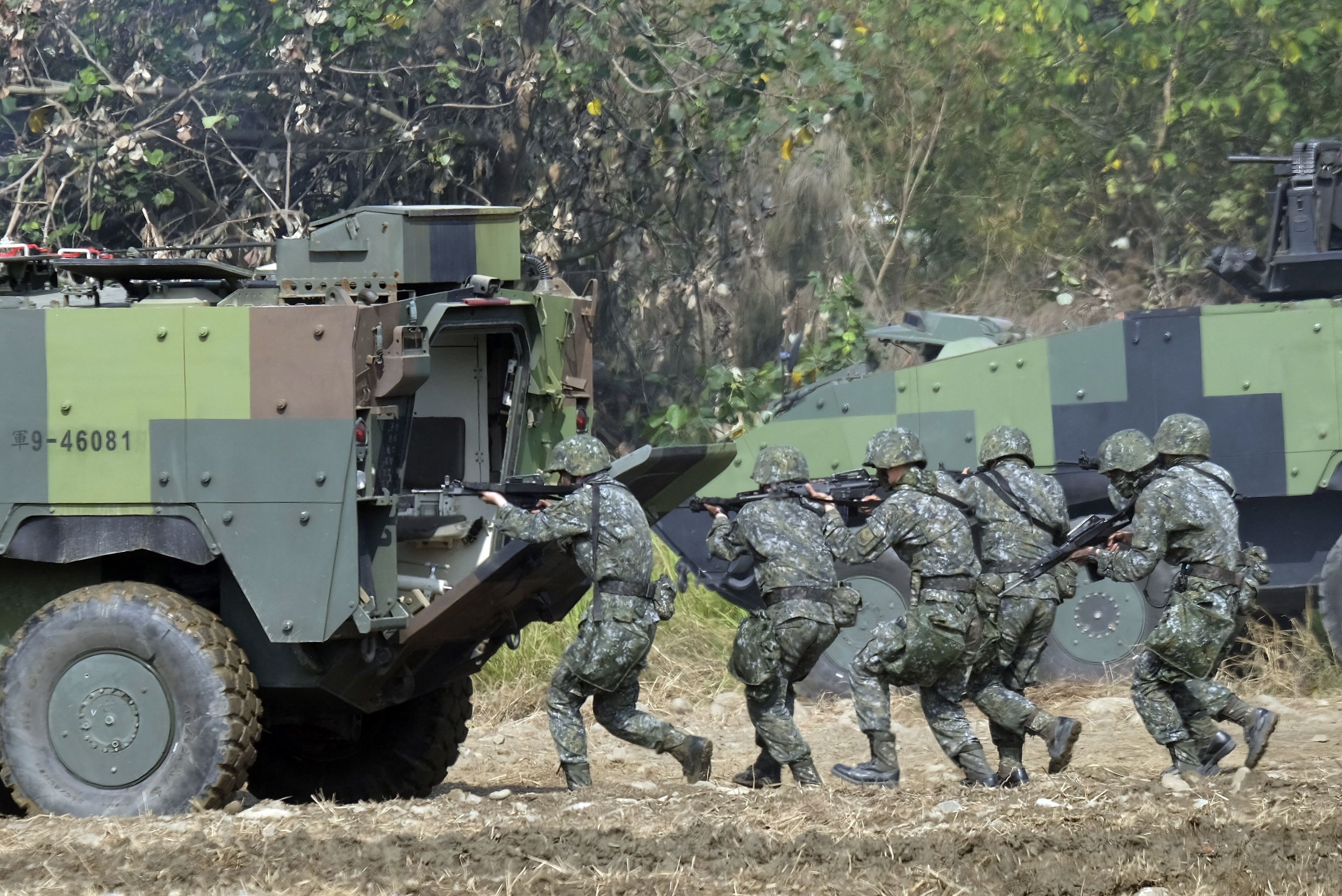 Fuerzas especiales de Taiwan realizan un entrenamiento en Taichung.
