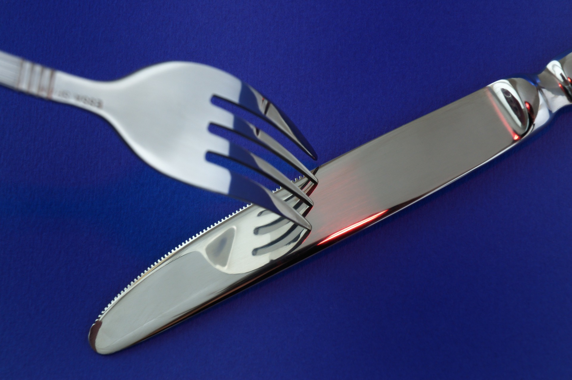 Un tenedor y un cuchillo baados en plata, consejos de limpieza
