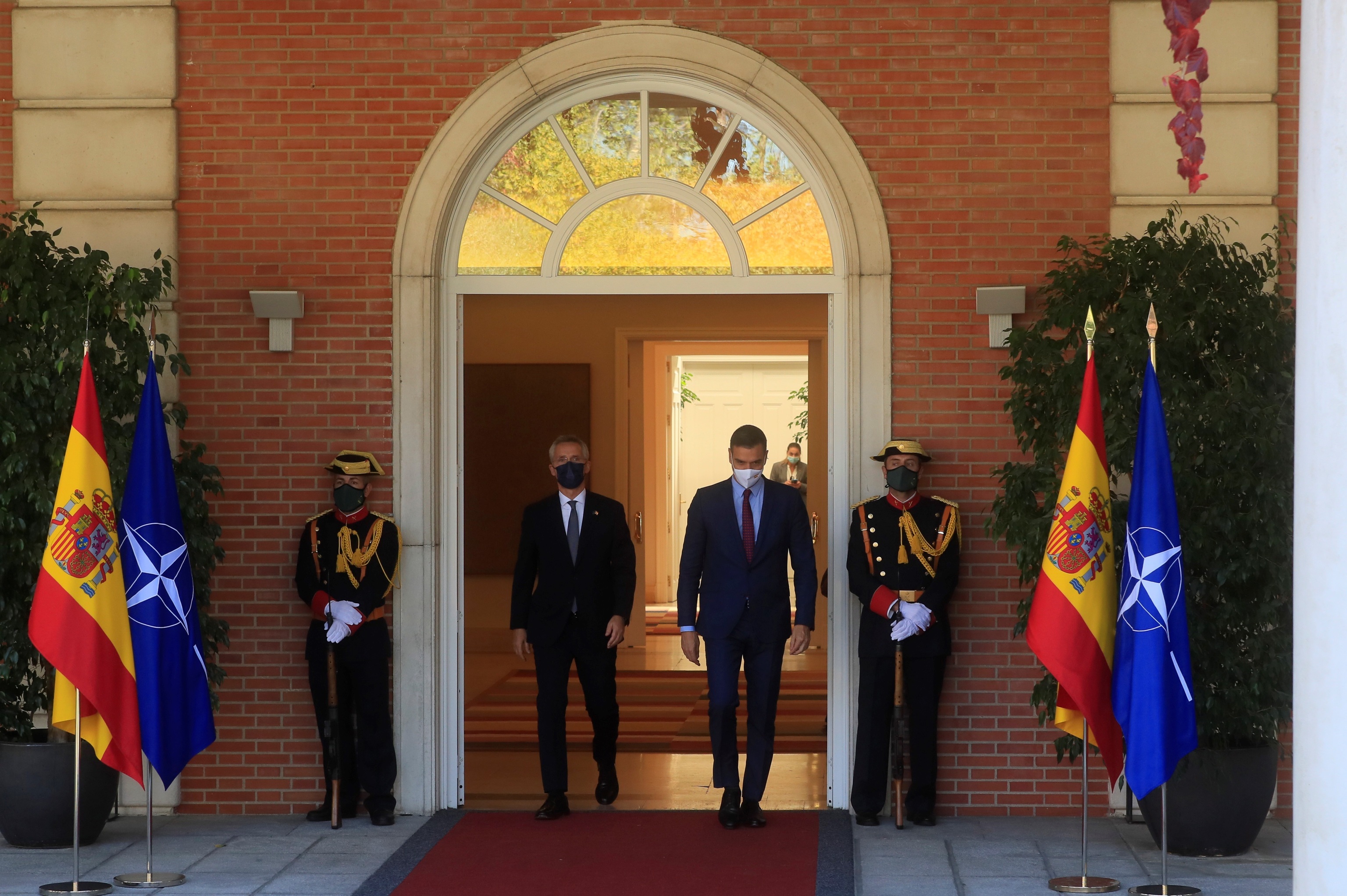 El secretario general de la OTAN, Jens Stoltenberg (izquierda), tras su reunión con Pedro Sánchez este viernes en Moncloa.