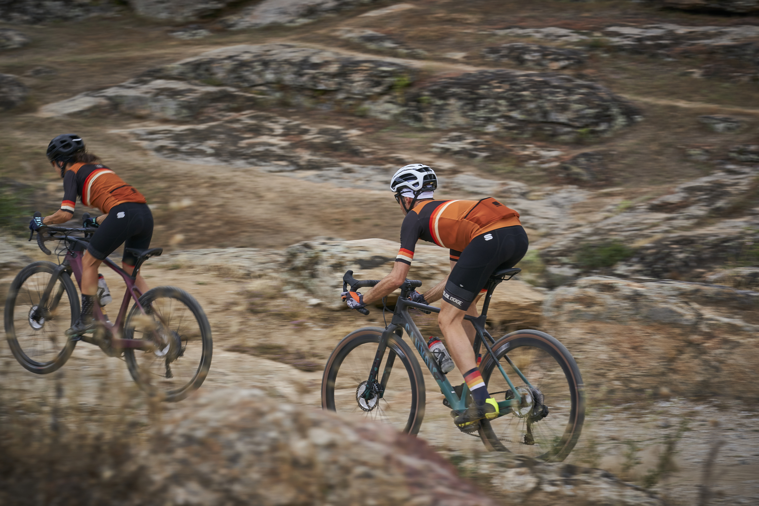 Dos ciclistas con bicicletas gravel por la Sierra de Madrid