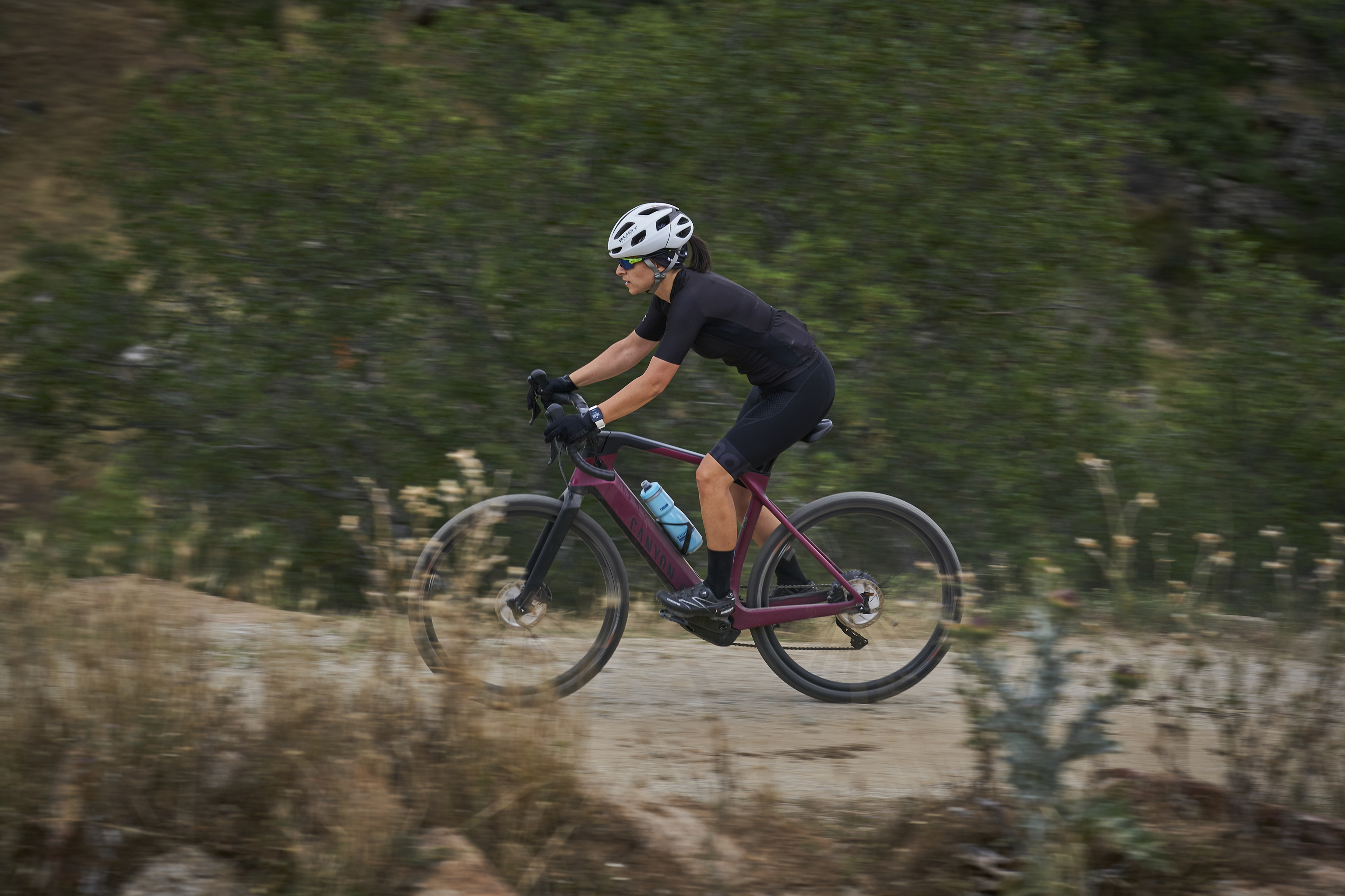 Una ciclista con la bici Gravel por la Sierra norte.