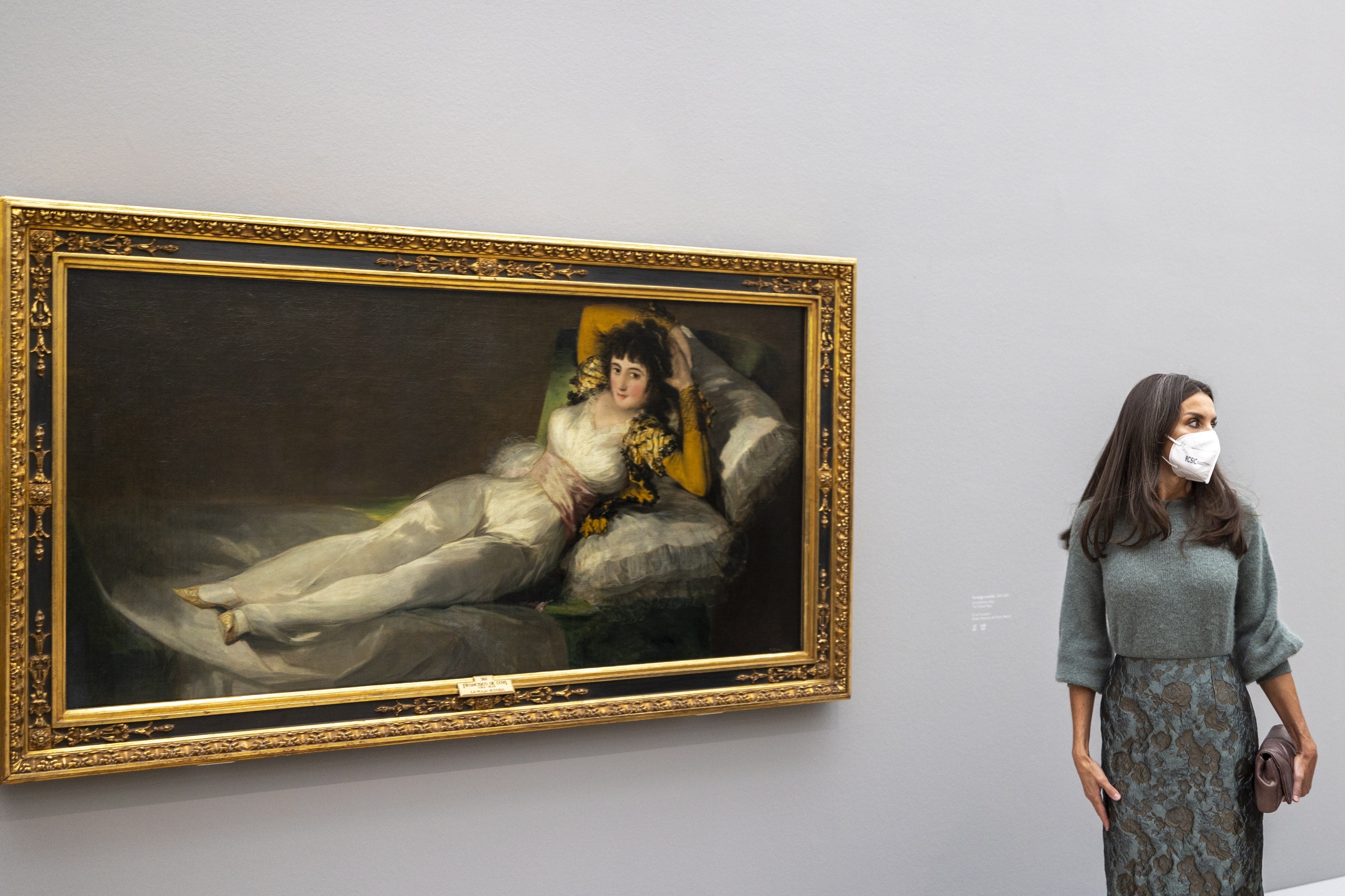 La reina Letizia, junto a la 'Maja vestida' de Goya.