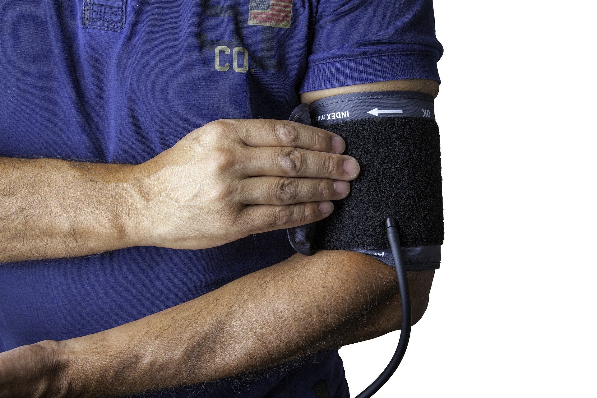 El brazo de un hombre que est realizando un control de la tensin arterial con un tensiomtro o esfigmomanmetro