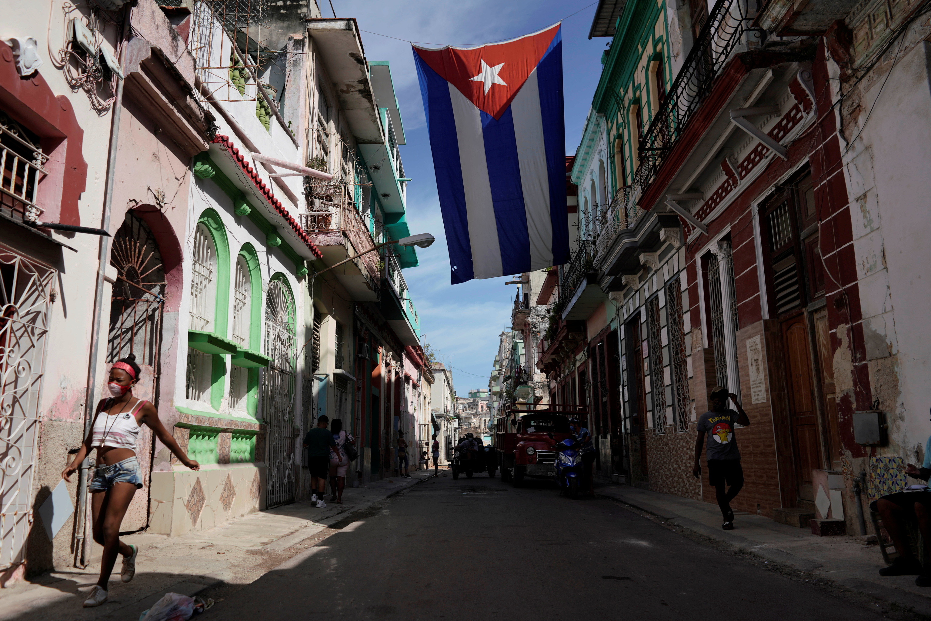 Una bandera cubana en una calle en la Havana.