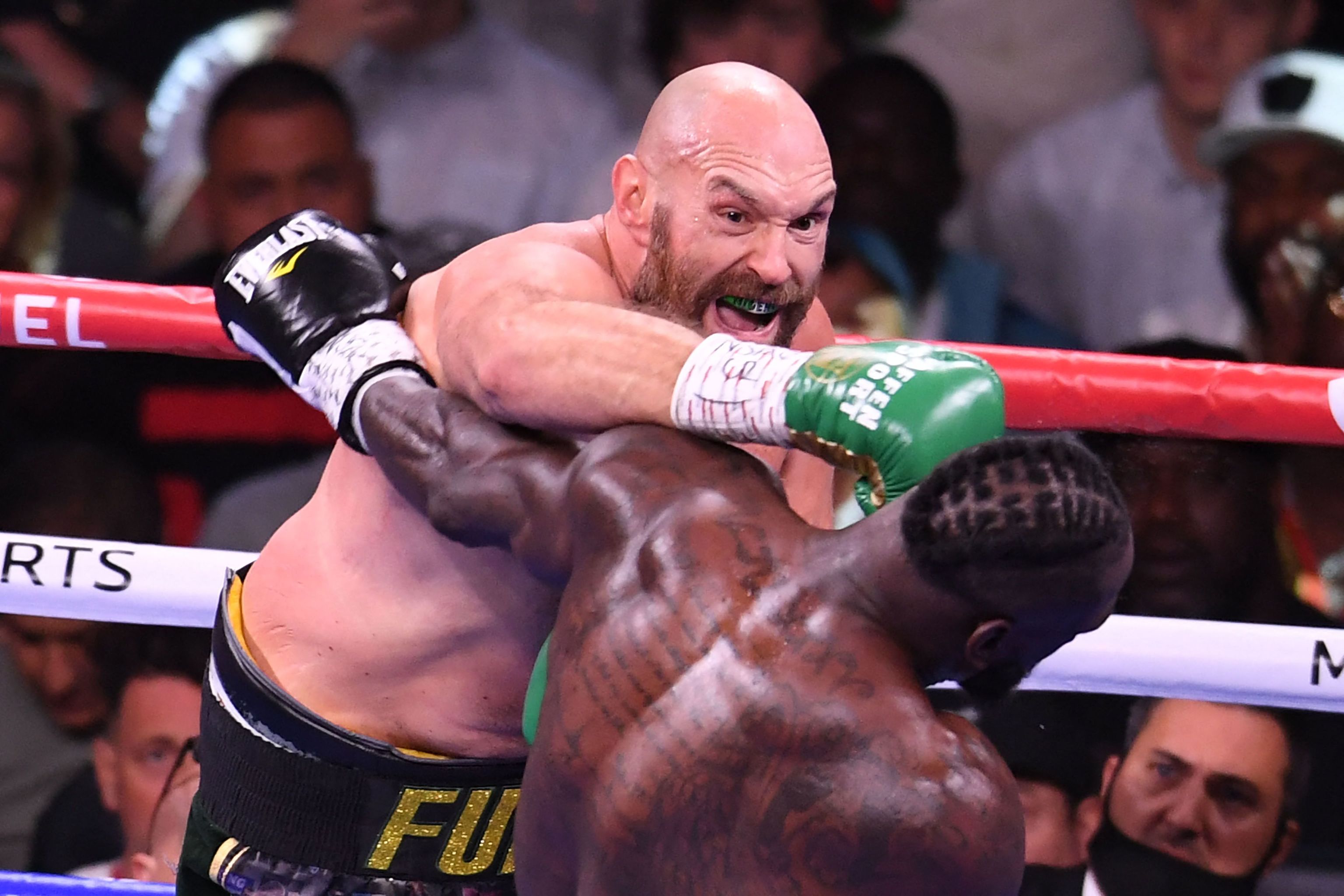 Fury golpea a Wilder durante el tercer asalto en Las Vegas.