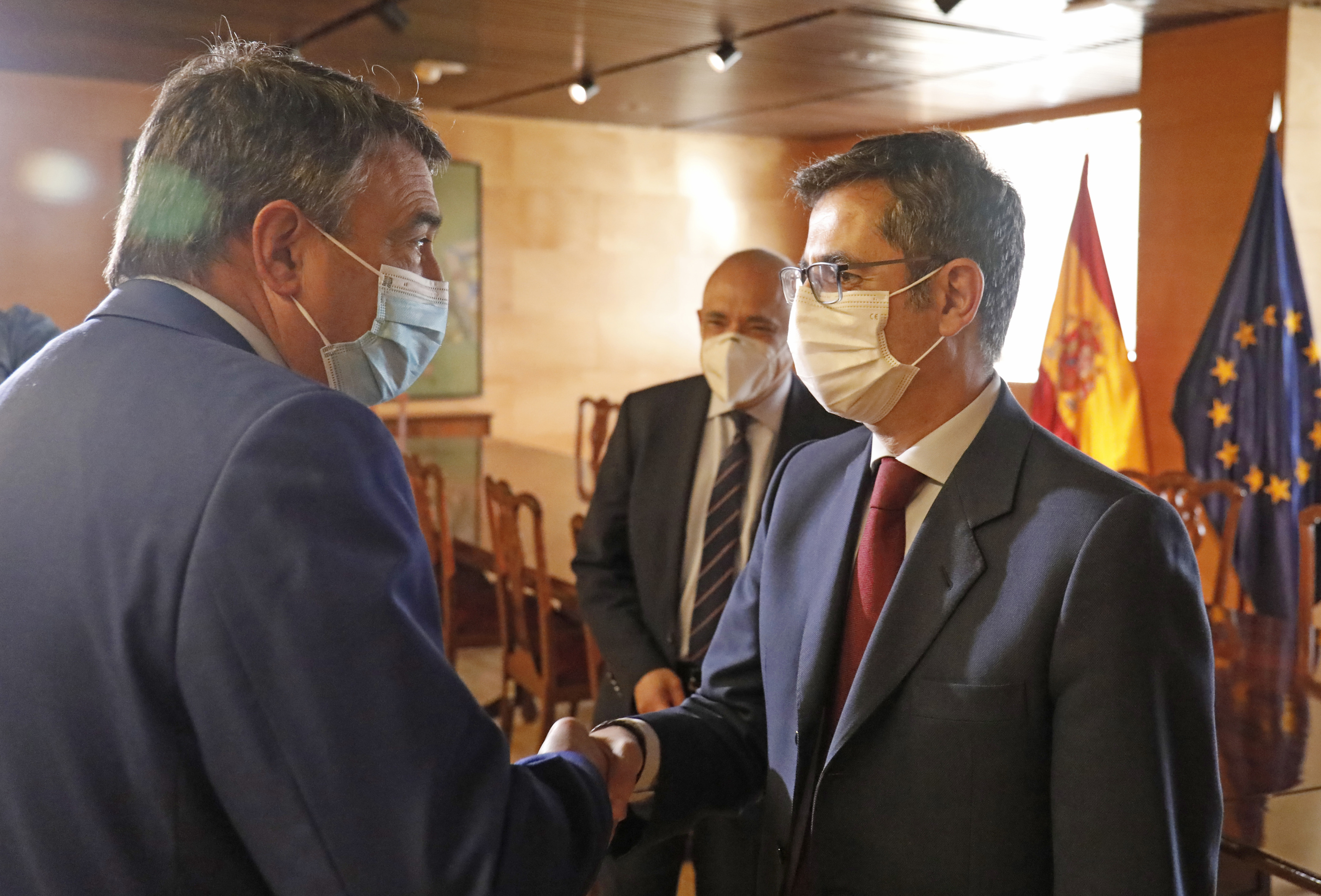 El ministro Flix Bolaos saluda al portavoz del PNV Aitor Esteban antes de una reunin en Madrid.e los Diputados.