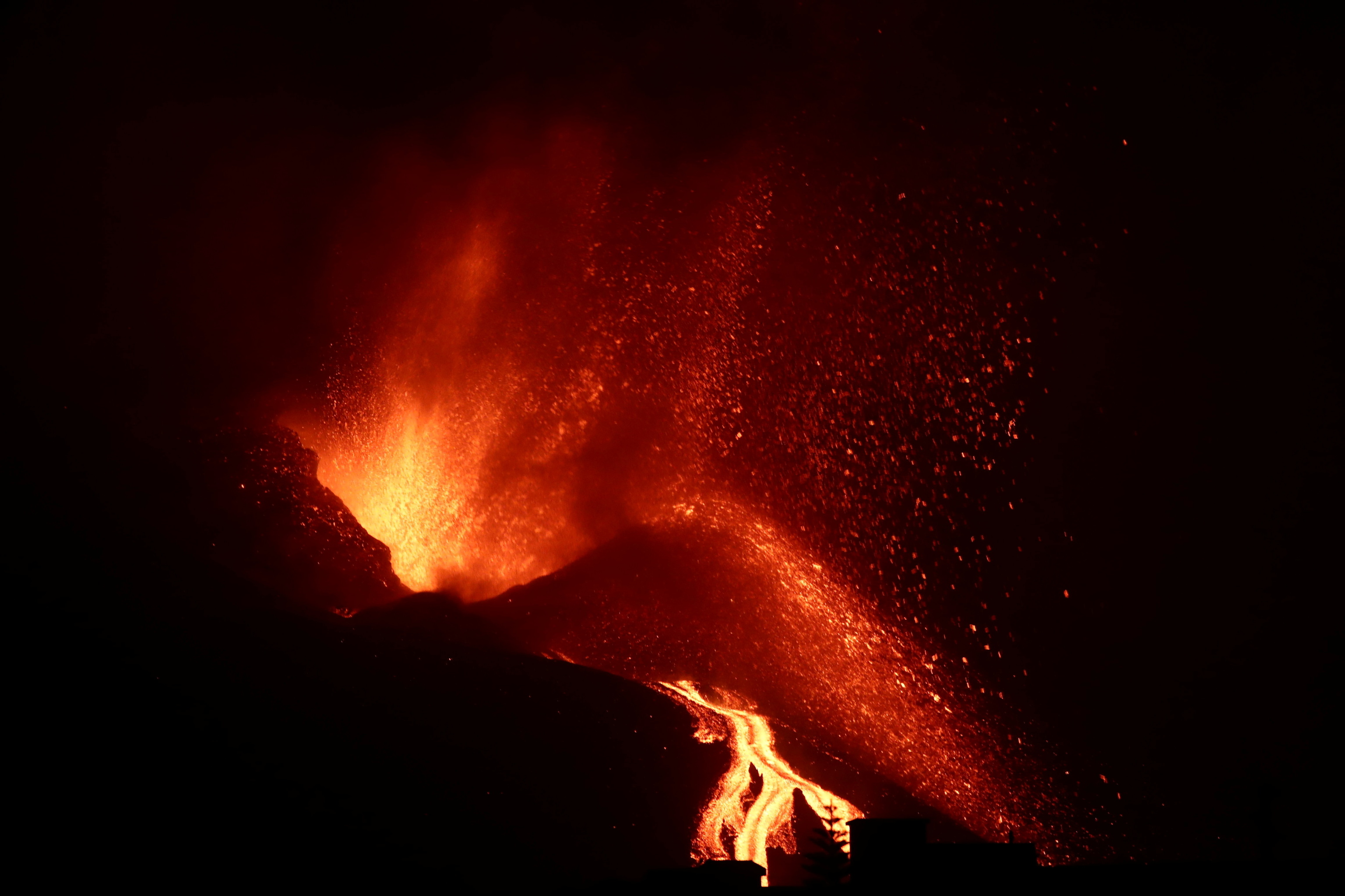 El volcn de Cumbre Vieja, en la isla canaria de La Palma, soltando lava y humo en plena erupcin en la madrugada de este lunes.