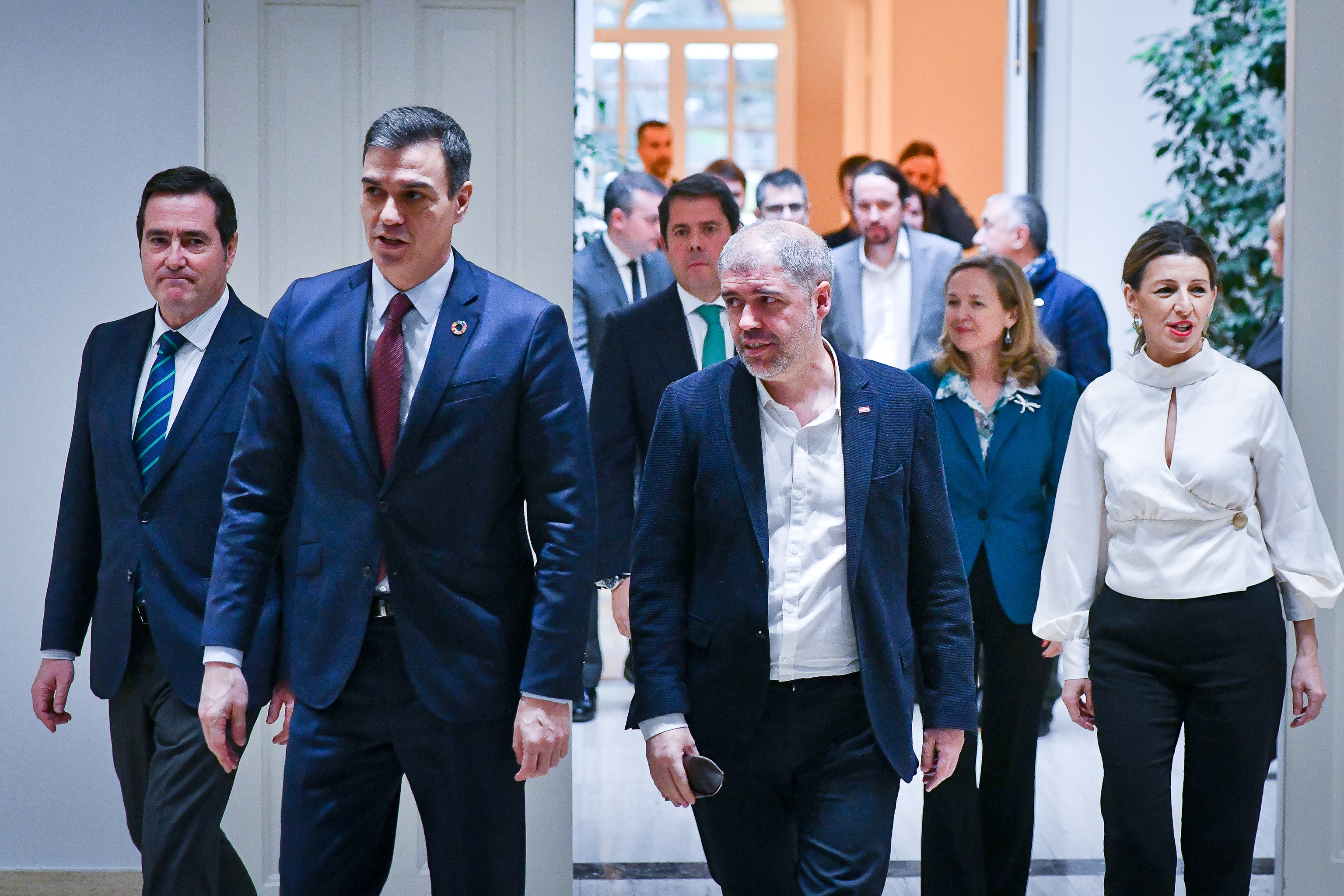 Pedro Sánchez, acompañado por los agentes sociales y la vicepresidenta Yolanda Díaz en la firma del SMI en 2020.