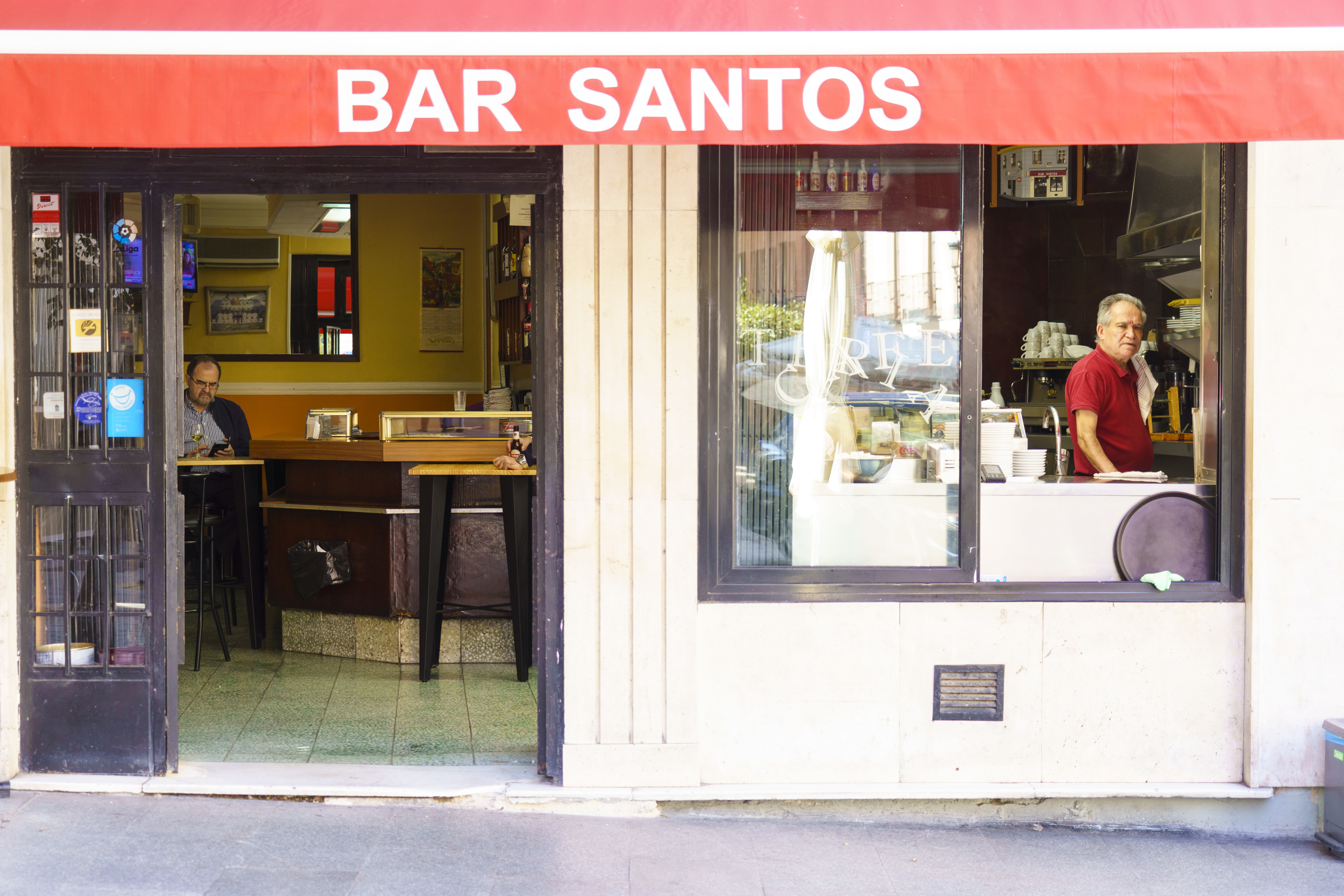 Silvanio, tras la barra del Bar Santos, en la Plaza de Santiago.
