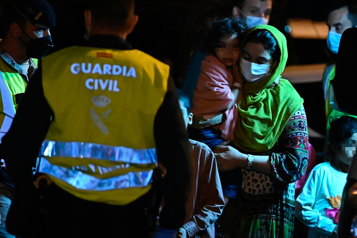 Varios refugiados tras aterrizar en la base area de Torrejn de Ardoz, en Madrid.