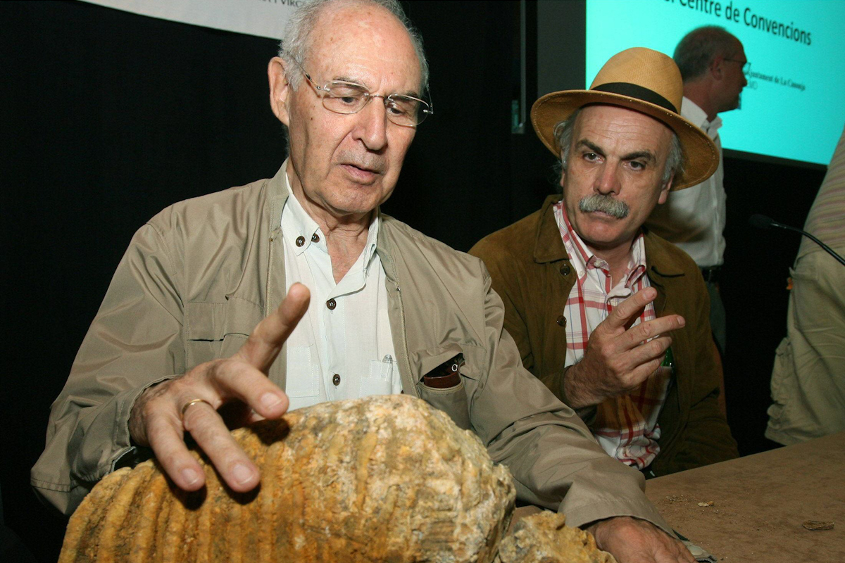 Emiliano Aguirre (i) y Eudald Carbonell (d), muestran un molar de mamut encontrado en el yacimiento de La Boella.