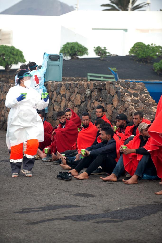 Una sanitaria atiende a varios inmigrantes rescatados este fin de semana en Lanzarote.