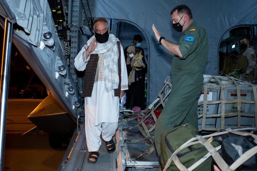 Uno de los afganos evacuados en el primer vuelo que ha llegado a Torrejón durante el Puente.