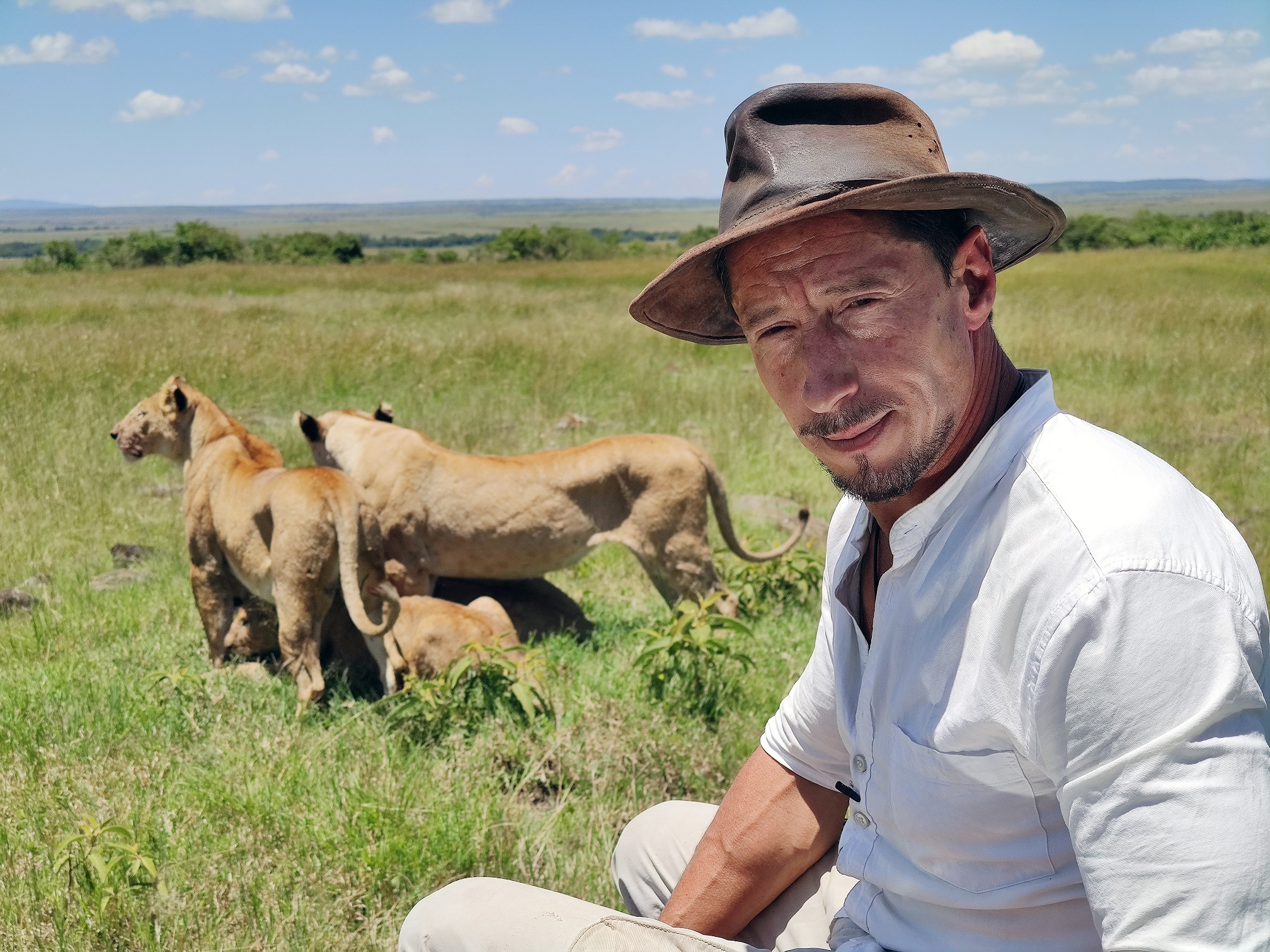 Jorge Alesanco, junto a una manada de leonas.