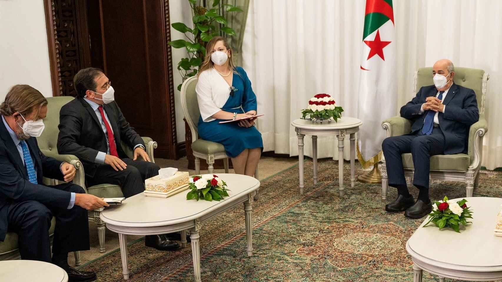 El presidente de Argelia, Abdelmadjid Tebboune, con el ministro de Exteriores de Espaa, Jos Manuel Albares en Argel.