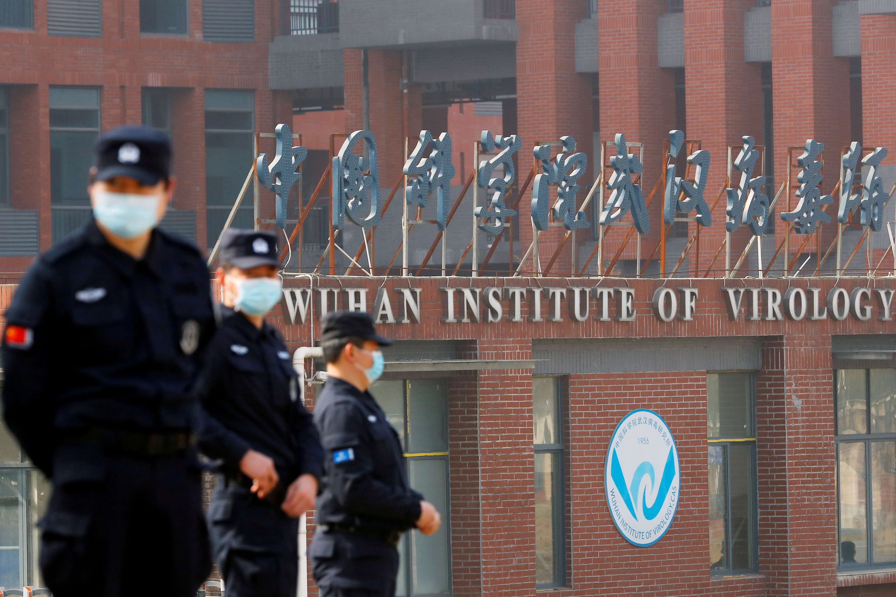 Personal de seguridad en el exterior del Insituto Nacional de Virología en China durante la visita de los miembros de la OMS en febrero.