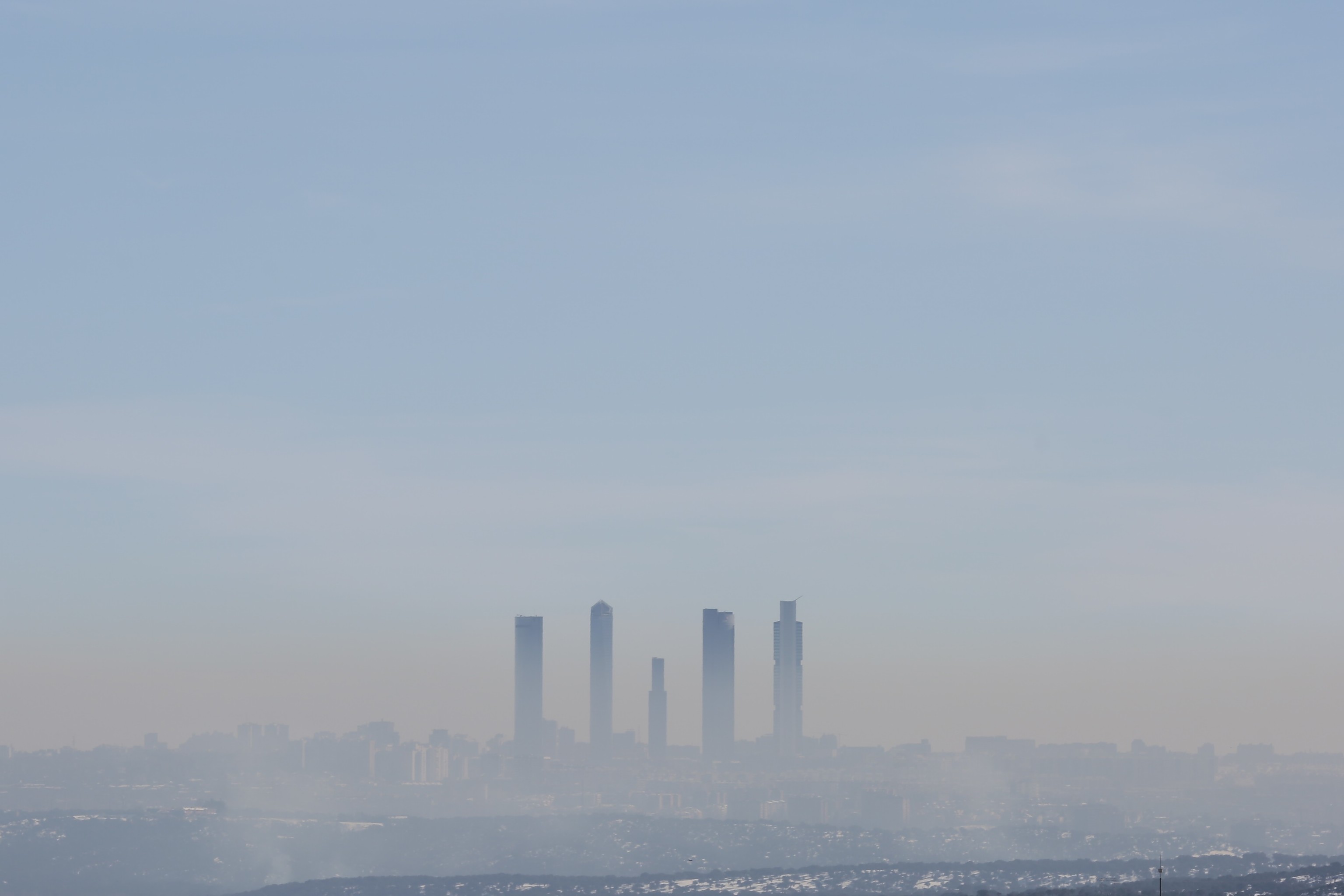 Imágenes panorámicas de Madrid en las que puede apreciarse la 'boina' de contaminación sobre la ciudad.